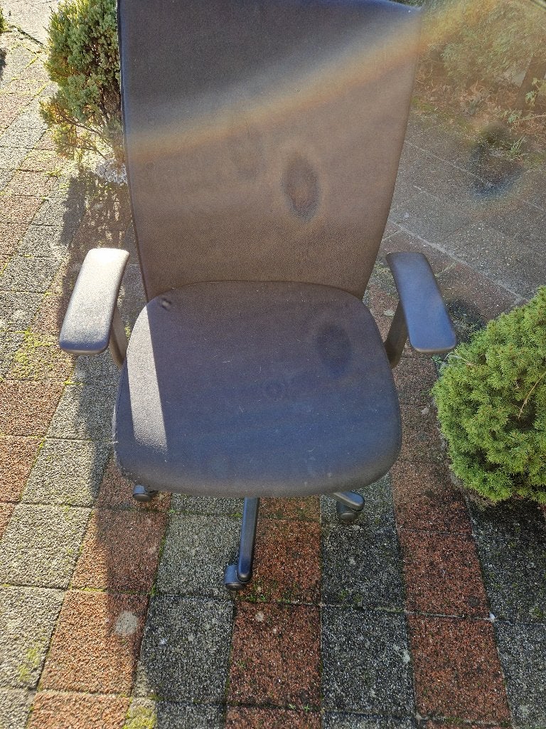zwarte buro stoel (licht beschadigd)  GRATIS, Ophalen, Gebruikt, Zwart
