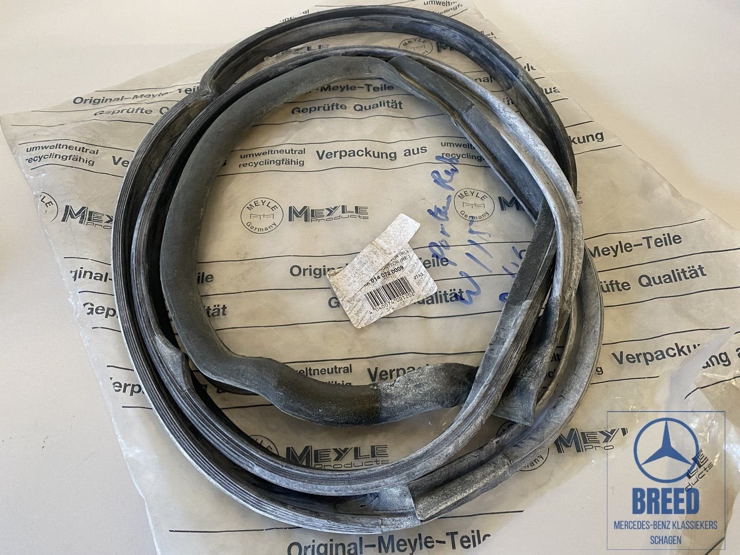 NOS deurrubber rechtsvoor voor Mercedes-Benz W114 W115 /8, -, Nieuw, Ophalen of Verzenden, -