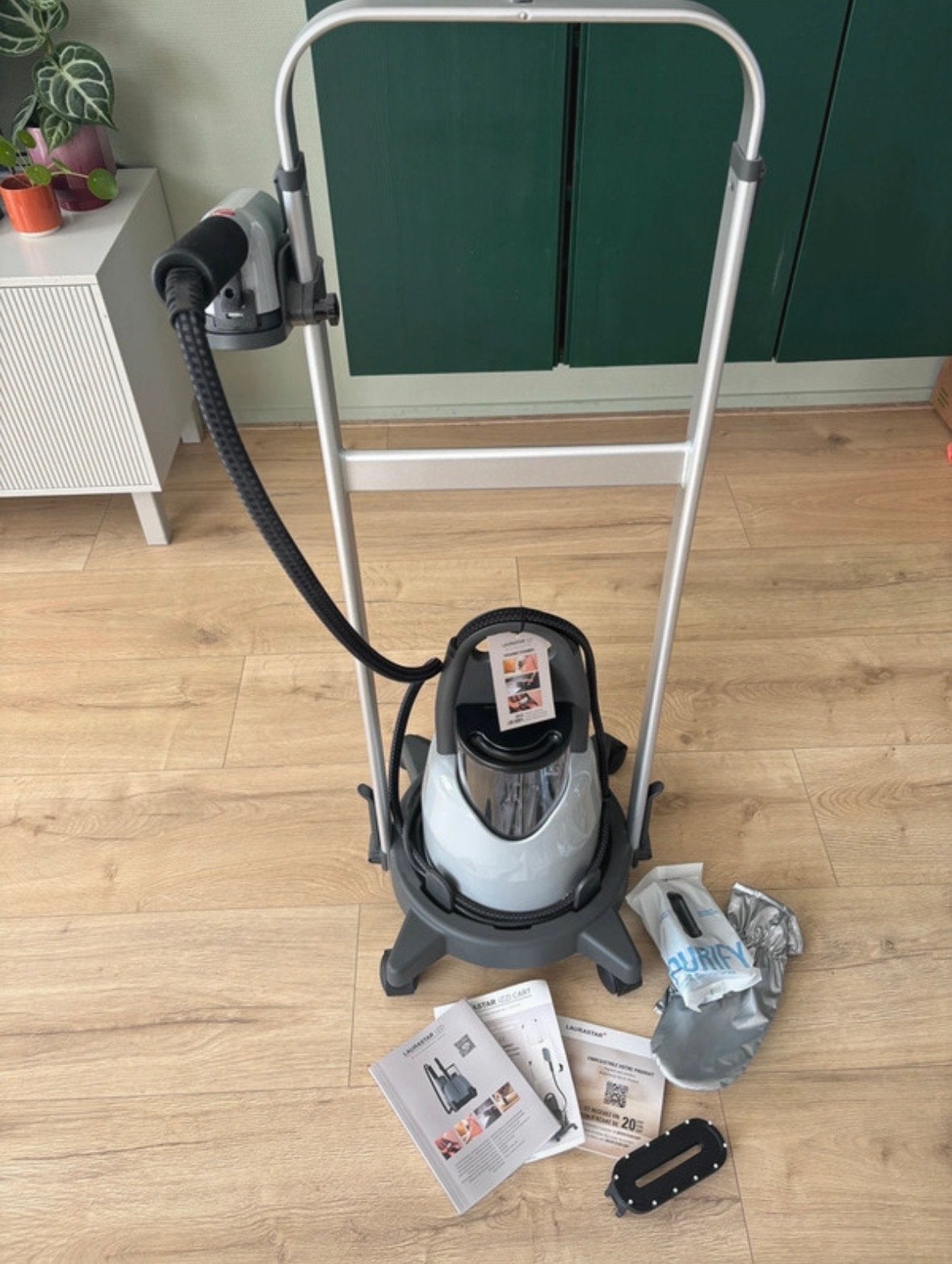 Laurastar IZZI Hygiënische Kledingstomer NIEUW, Witgoed en Apparatuur, Stoomapparaten, Ophalen of Verzenden, Nieuw, Kledingstomer