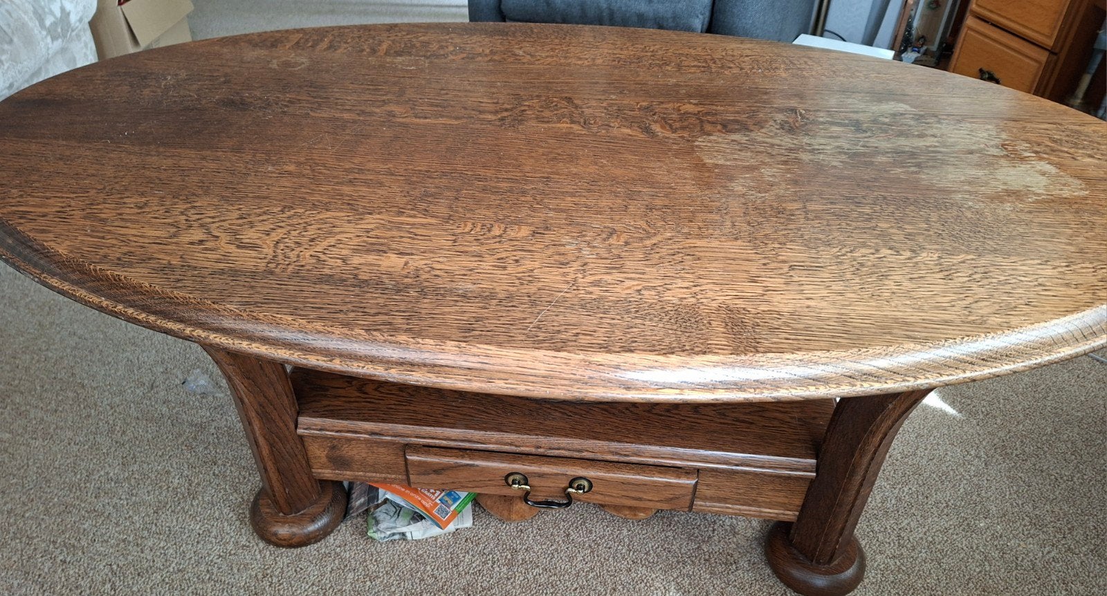 Ovaal donker eiken salontafel met lade, Ophalen