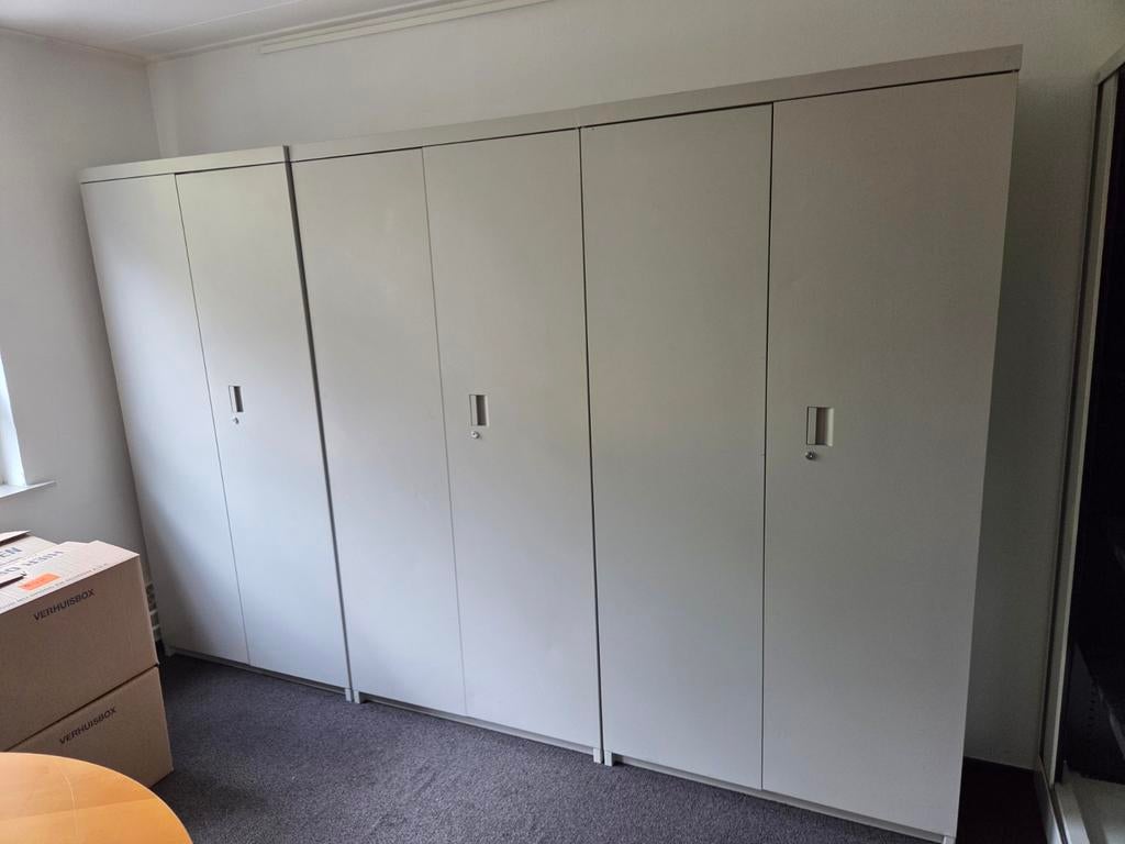 Hoge stalen kasten div soorten ( draaideurkast ), Gebruikt, Meerdere deuren, Vst, Industriestraat 5