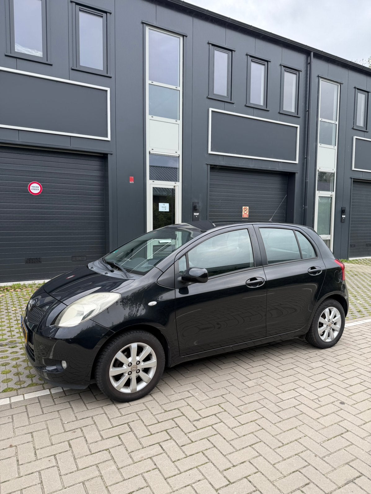 Toyota Yaris 1.3 Vvt-i 5Deurs 2008 Zwart Parkeersensors Apk, Auto's, Voorwielaandrijving, 40 €/maand, 4 cilinders, 995 kg