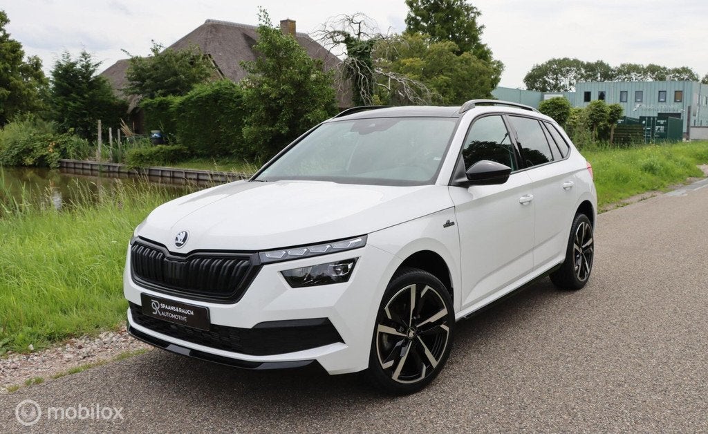 Skoda Kamiq 1.5 TSI ACT Monte Carlo / Pano / Nieuwstaat, Auto's, Stof, Zwart, 4 cilinders, 150 pk