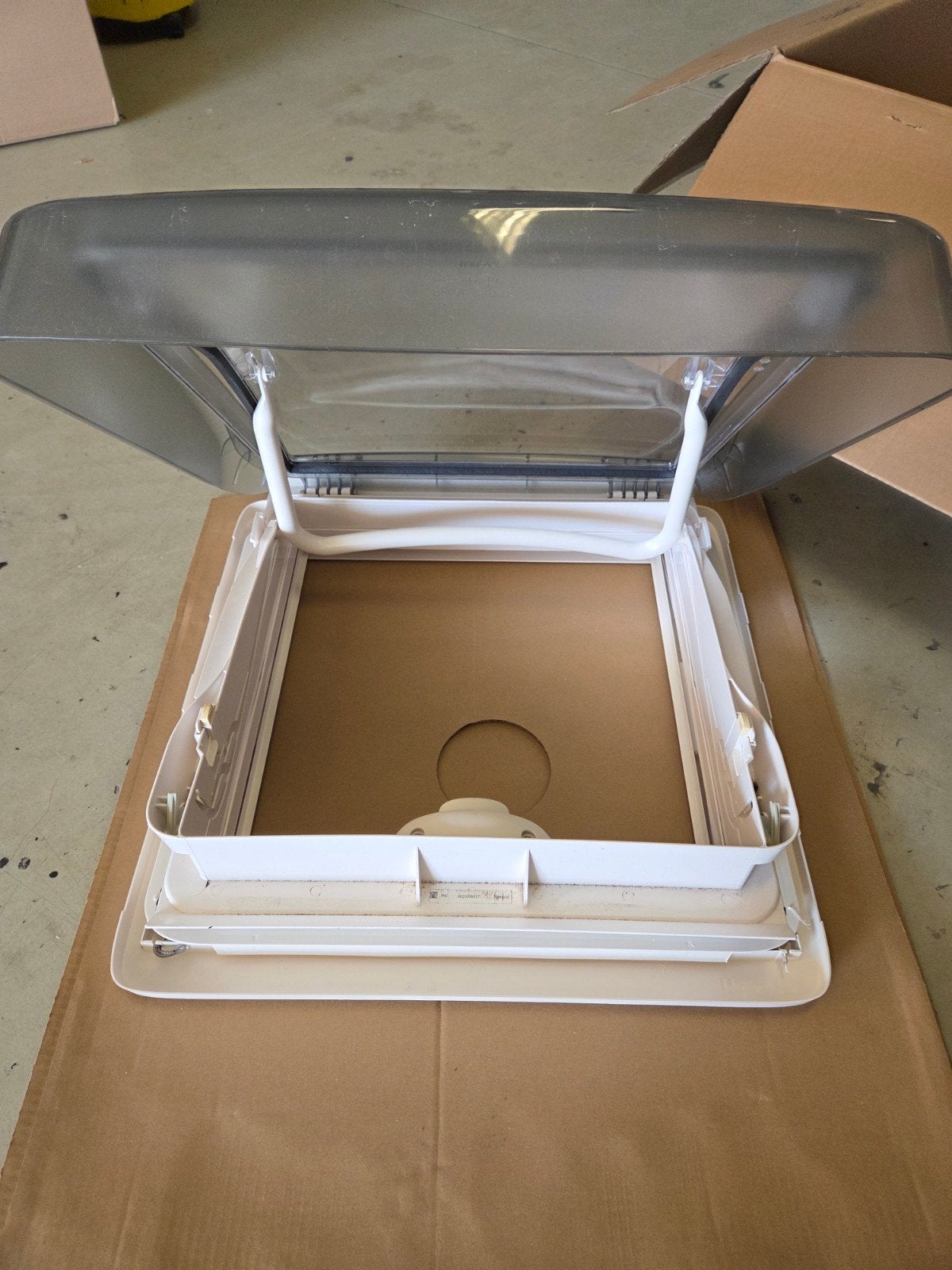 Dometic Mini Heki FL 40x40 dakluik met permanente ventilatie, Ophalen of Verzenden, Zo goed als nieuw