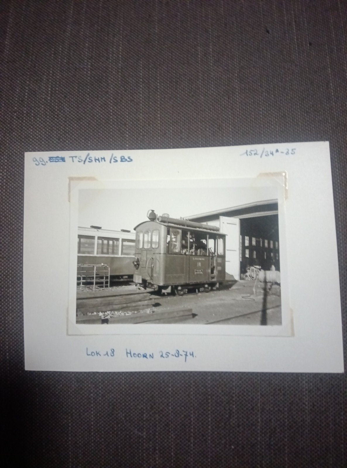 Zwart-wit foto Lok 18 Hoorn 25-8-74, Ophalen of Verzenden, Gebruikt, Tram, Kaart of Prent