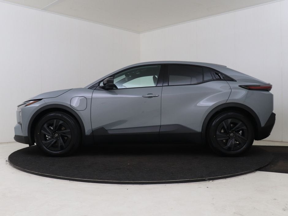 Toyota C-HR+ First Edition 77 kWh | DEMO | Navigatie | PDC |, 12 maanden, Stof, 24 min, Origineel Nederlands