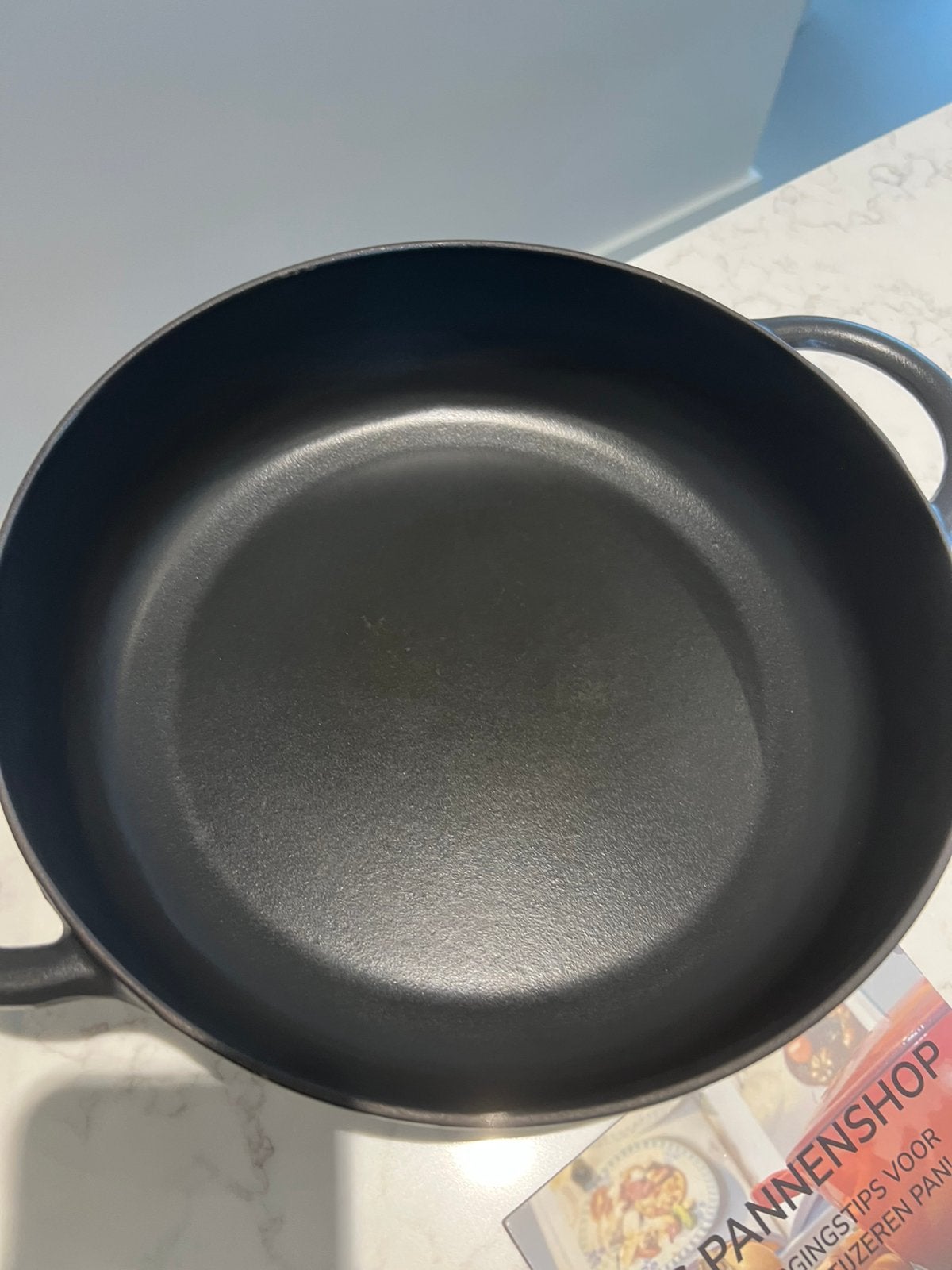 Vintage Staub sauteerpan 28 cm mat zwart uitstekende staat, Geschikt voor inductie, Ophalen of Verzenden, Zo goed als nieuw, Staub