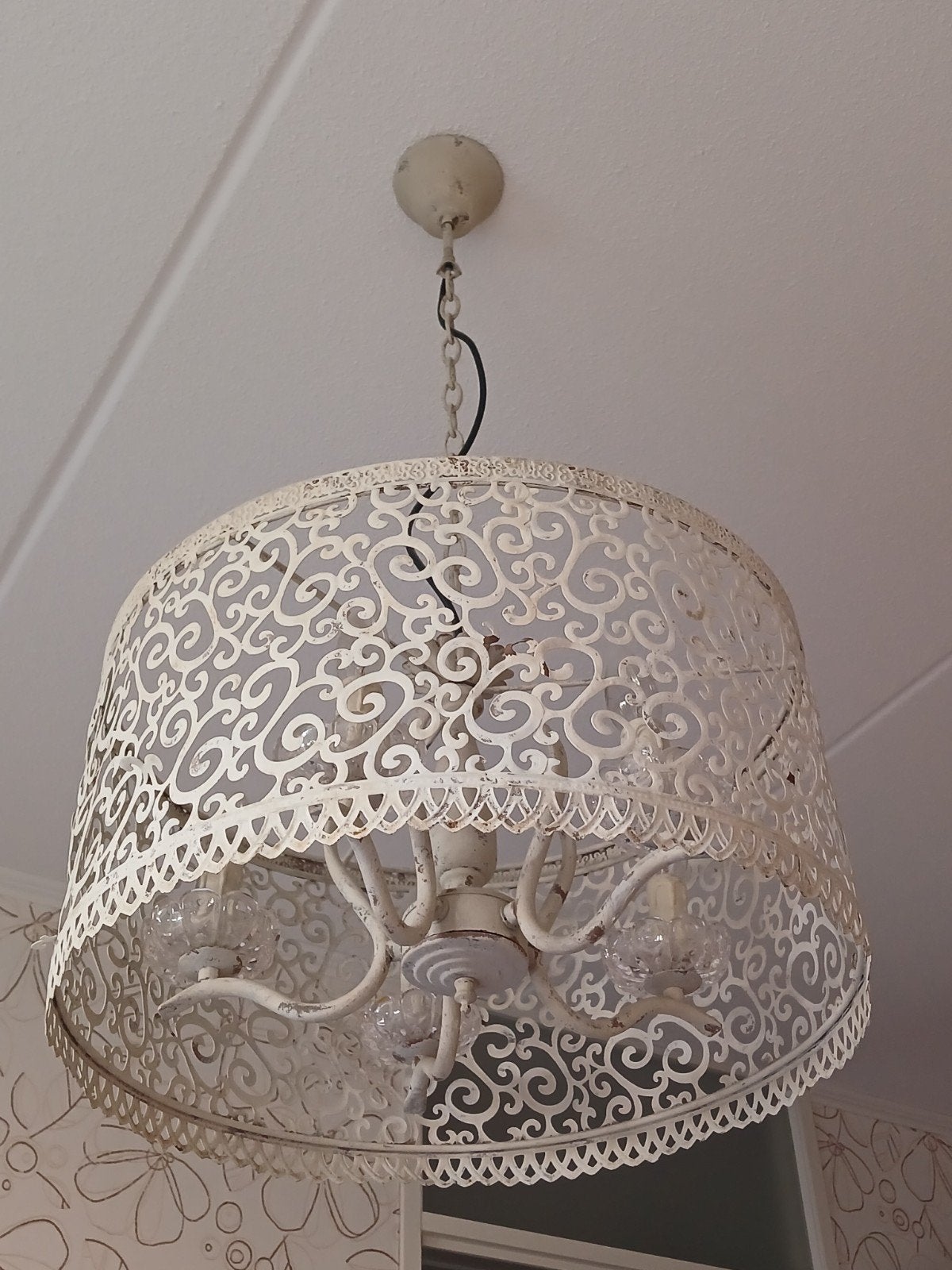 Decoratieve hanglamp met sierlijk metalen kap, Ophalen, Gebruikt, Metaal, Romantisch, Klassiek, Landelijk
