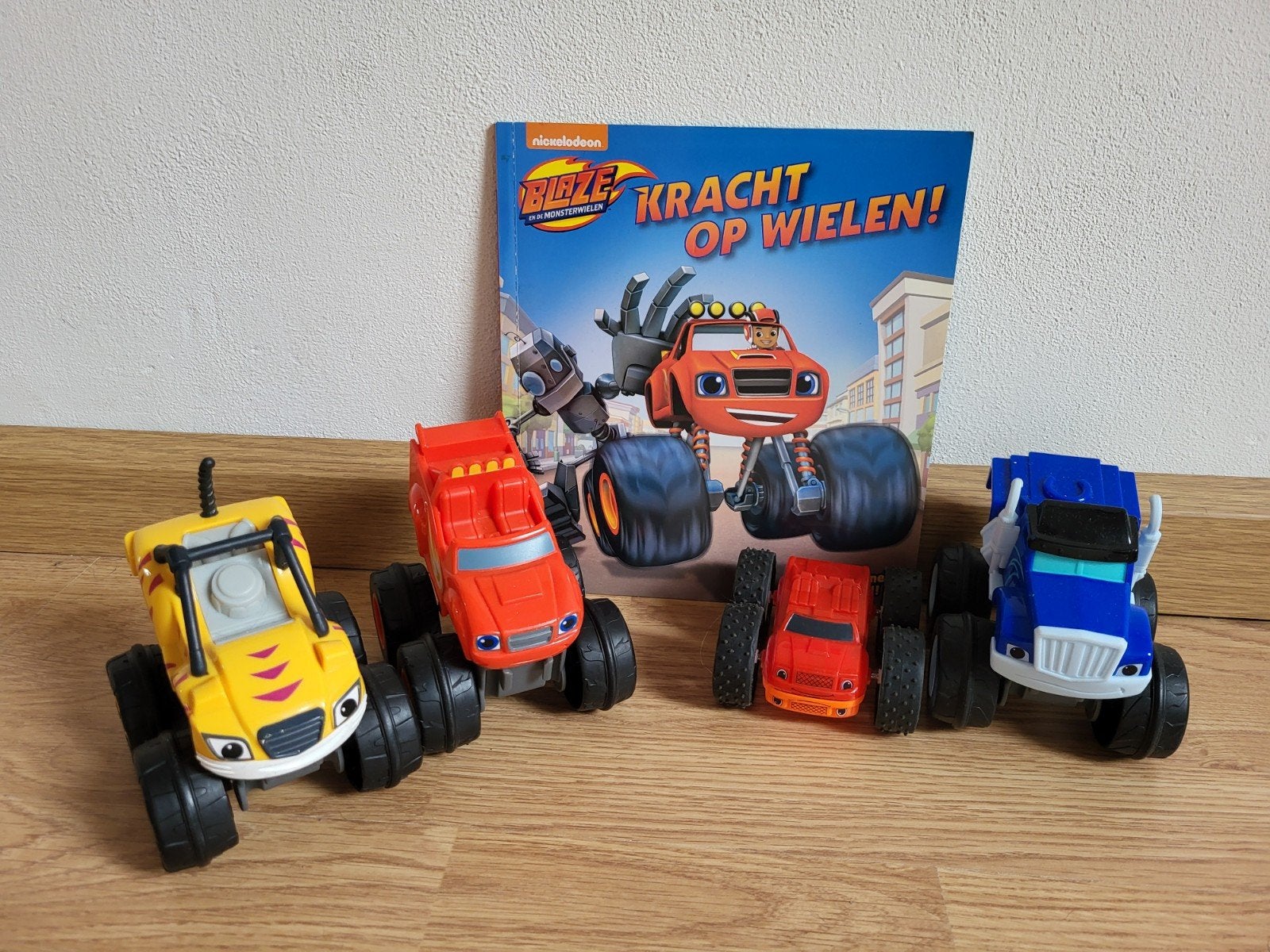 Blaze en de Monsterwielen: auto's en boek, Kinderen en Baby's, Speelgoed | Speelgoedvoertuigen, Ophalen of Verzenden, Zo goed als nieuw
