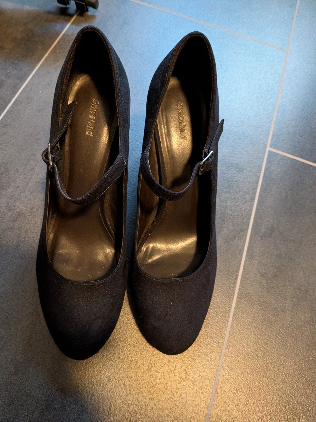 Graceland Zwarte Pumps met Bandje - Maat 38, Pumps, Zwart, Ophalen of Verzenden, Zo goed als nieuw
