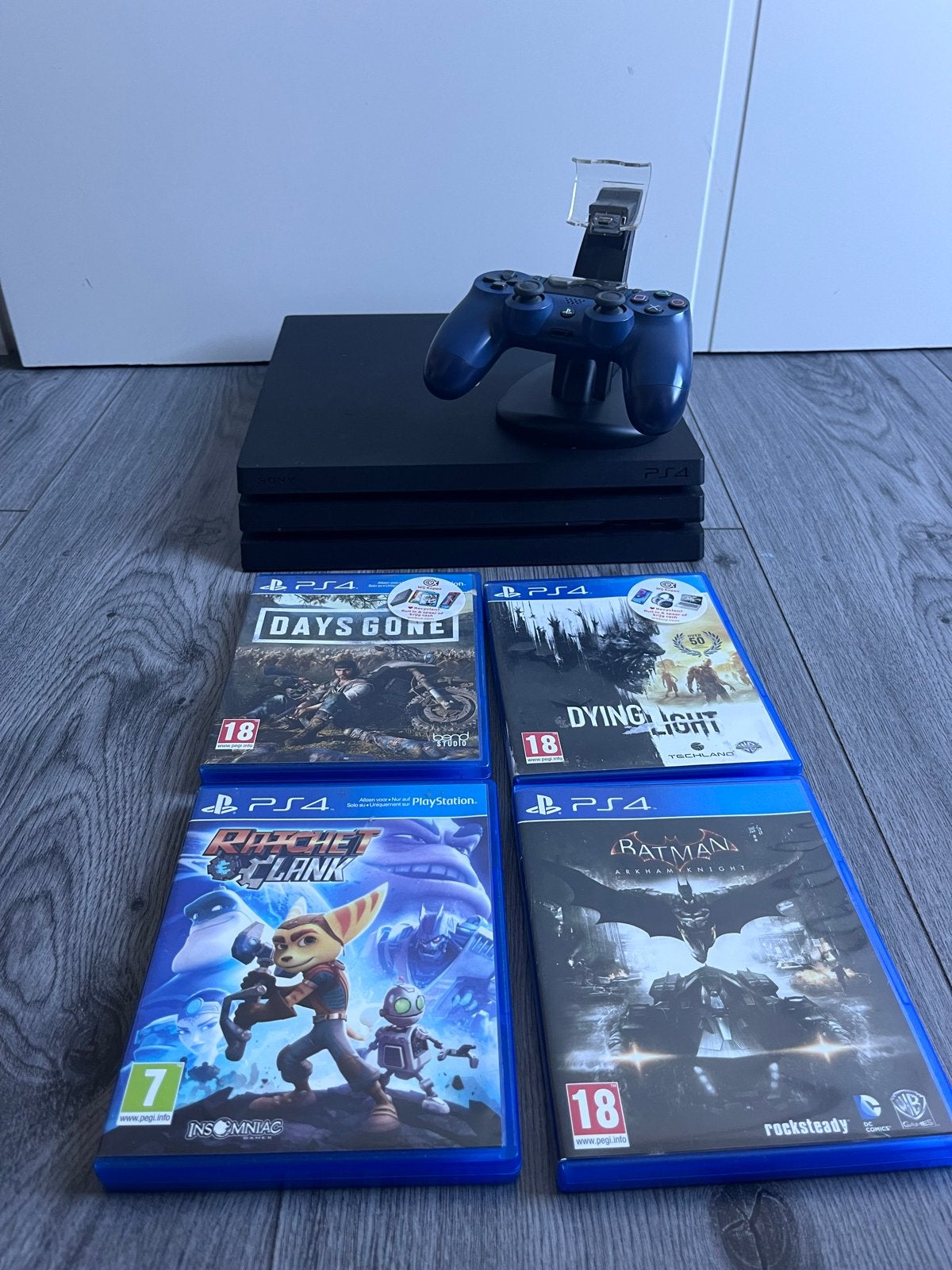 PlayStation 4 Pro 1TB met 4 games, controller en dock, Spelcomputers en Games, Spelcomputers | Sony PlayStation 4, Ophalen of Verzenden