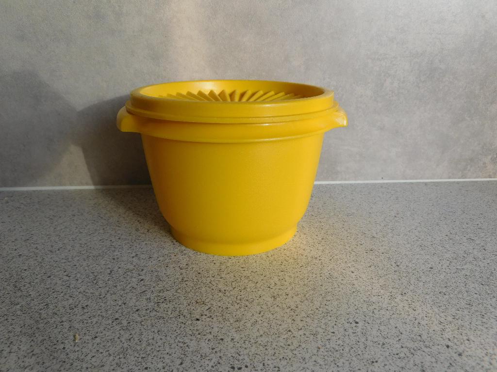 Tupperware Servalier Bowl 650 ml. 13 cm. Geel, Huis en Inrichting, Keuken | Tupperware, Ophalen of Verzenden, Zo goed als nieuw