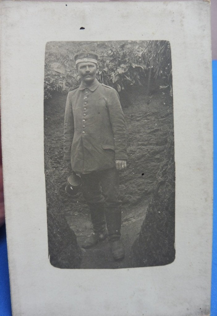 Originele Duitse WO1 Soldaat met Gasmaskerbus in loopgraaf P, Verzamelen, Verzenden, Landmacht, Duitsland, Foto of Poster