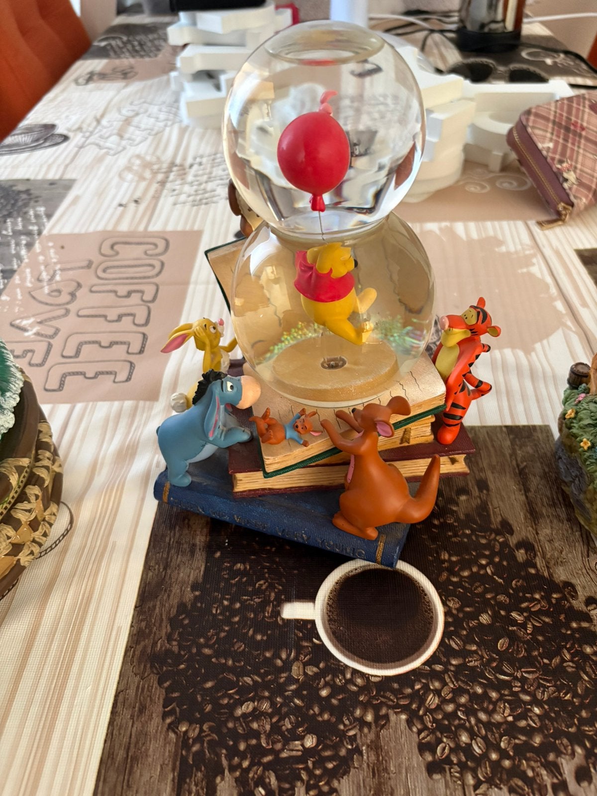 Zeer mooie snowglobe van winnie the pooh, Verzamelen, Ophalen, Winnie de Poeh of vrienden, Zo goed als nieuw, Beeldje of Figuurtje