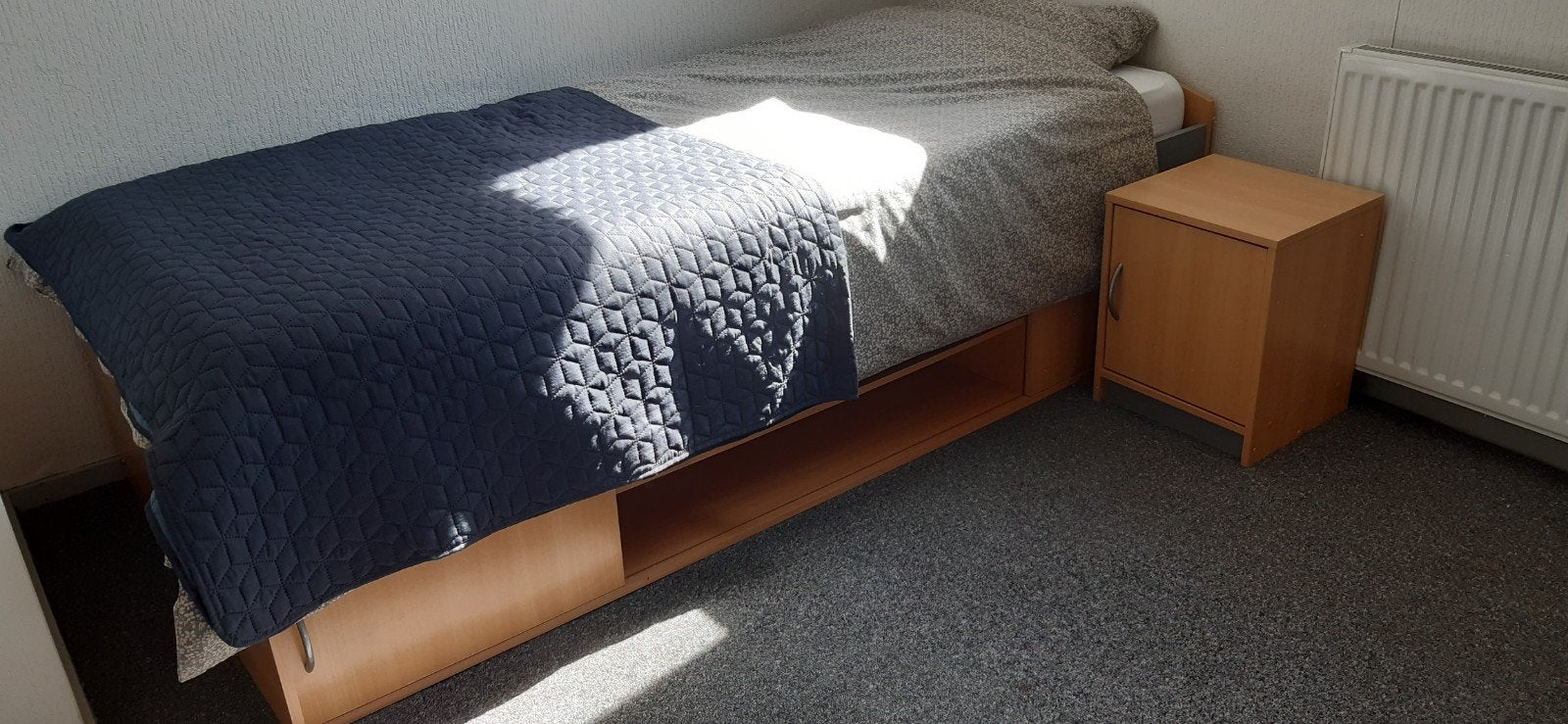 1 persoons bed, met nachtkastje, Huis en Inrichting, Slaapkamer | Complete slaapkamers, Ophalen, Eenpersoons