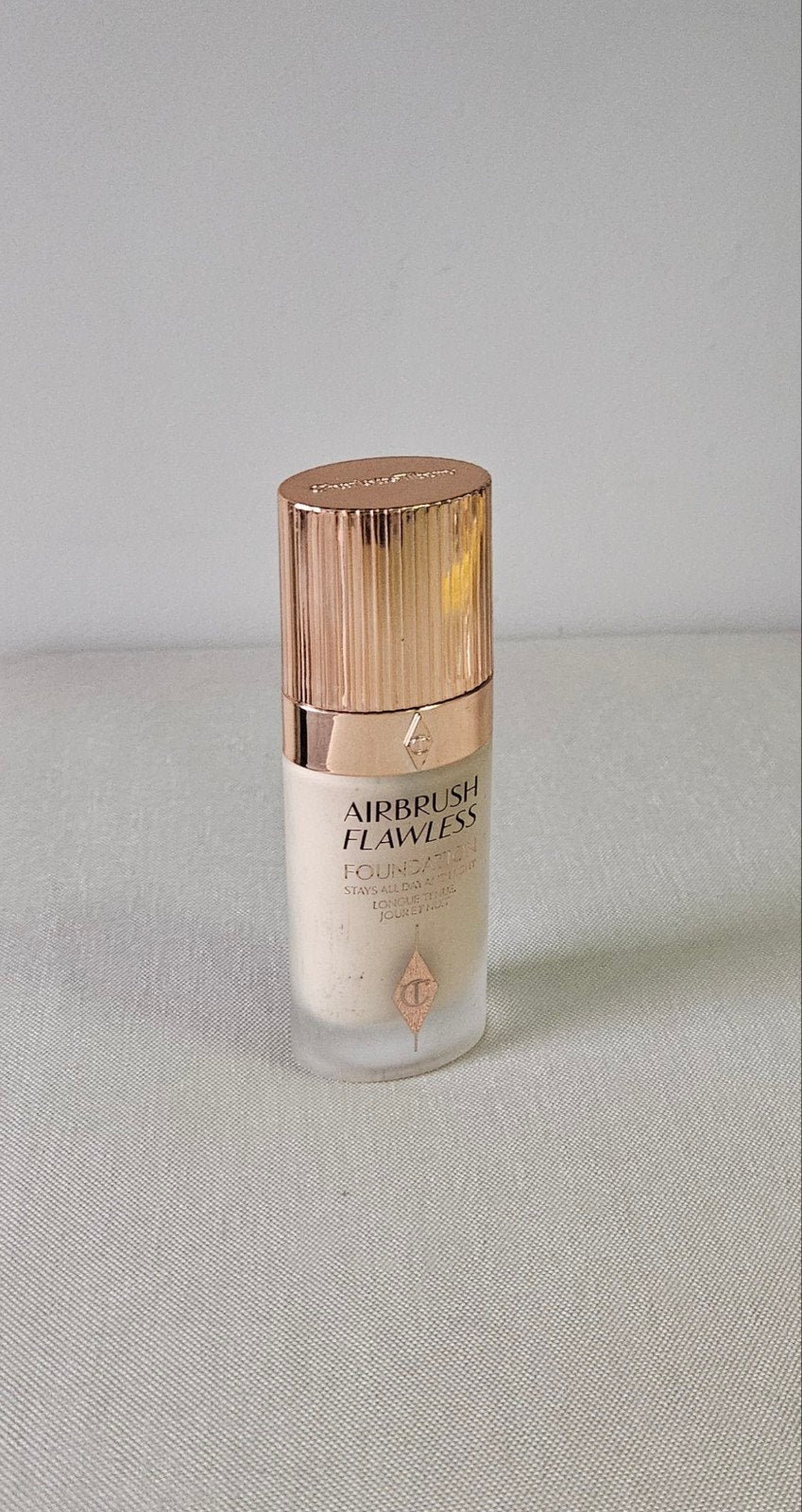 Charlotte Tilbury Airbrush Flawless Foundation 3 Warm, Overige kleuren, Gehele gezicht, Ophalen of Verzenden, Zo goed als nieuw