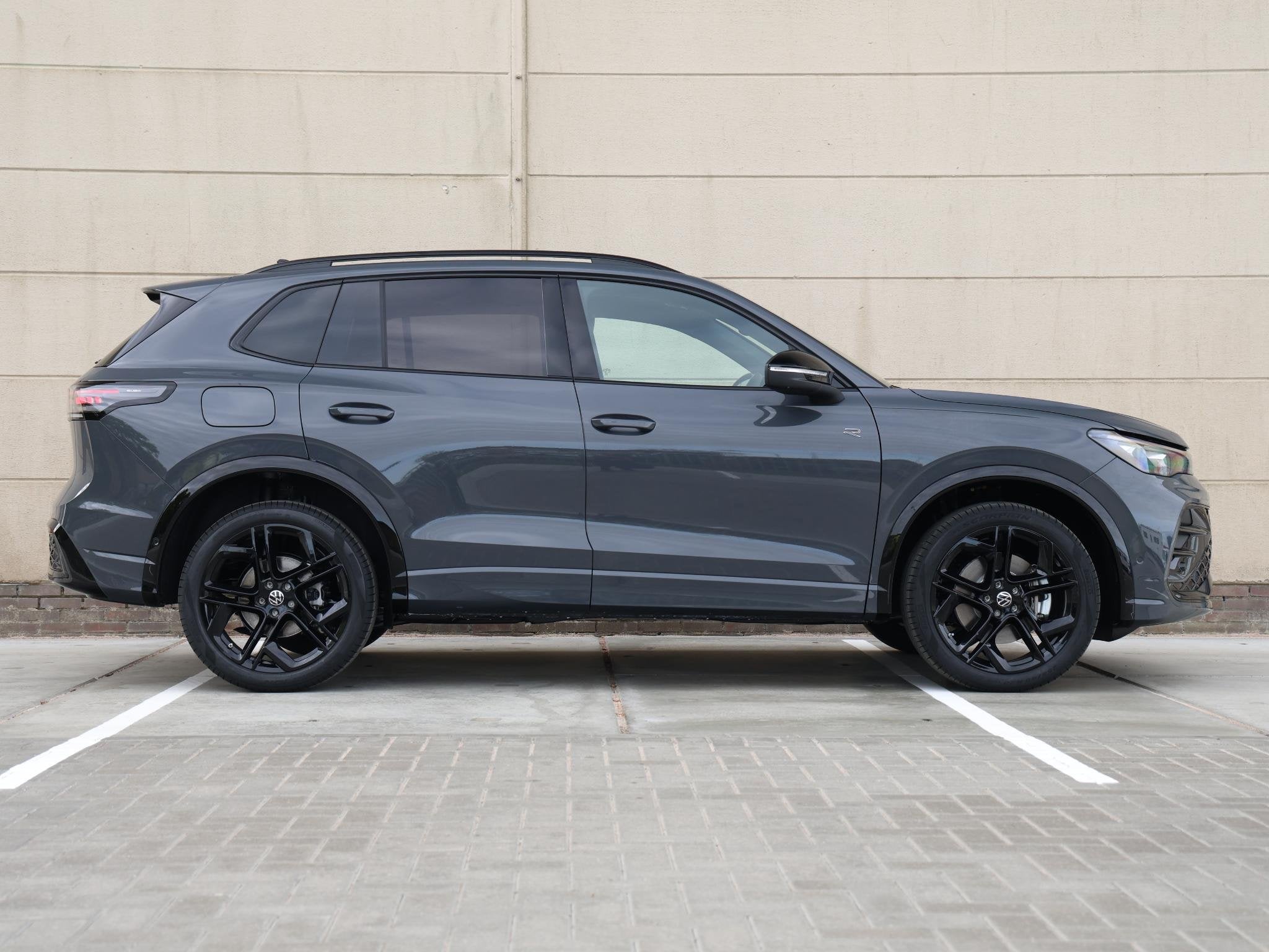 Volkswagen Tiguan R-Line Edition 1.5 eHybrid / 272 PK | Trek, Auto's, Volkswagen, Stof, 1498 cc, 4 cilinders, 2000 kg