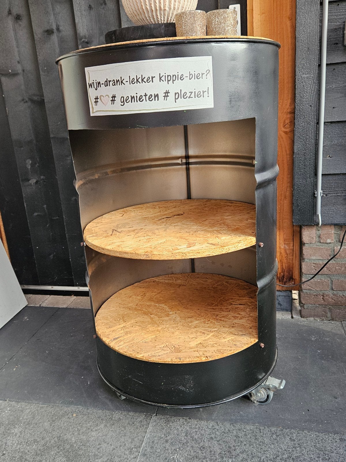 Gerecyclede oliedrum bar met planken en verlichting, Ophalen