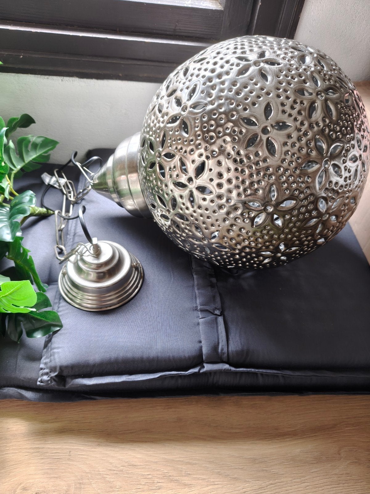 Oosterse hanglamp metaal zilverkleurig met bloemmotief, Huis en Inrichting, Ophalen, Zo goed als nieuw, Metaal, Oosters, Bohemien