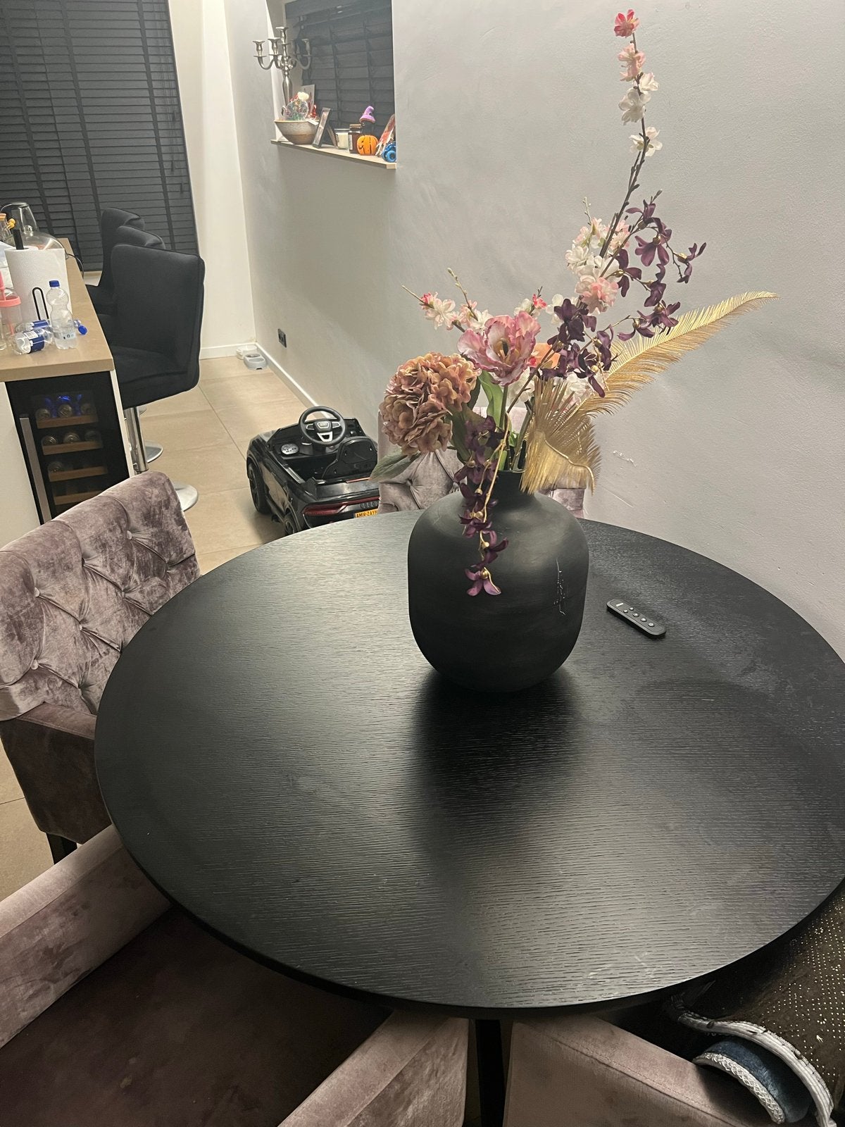 Foto 5 van Moderne zwarte eettafel met spinpoot