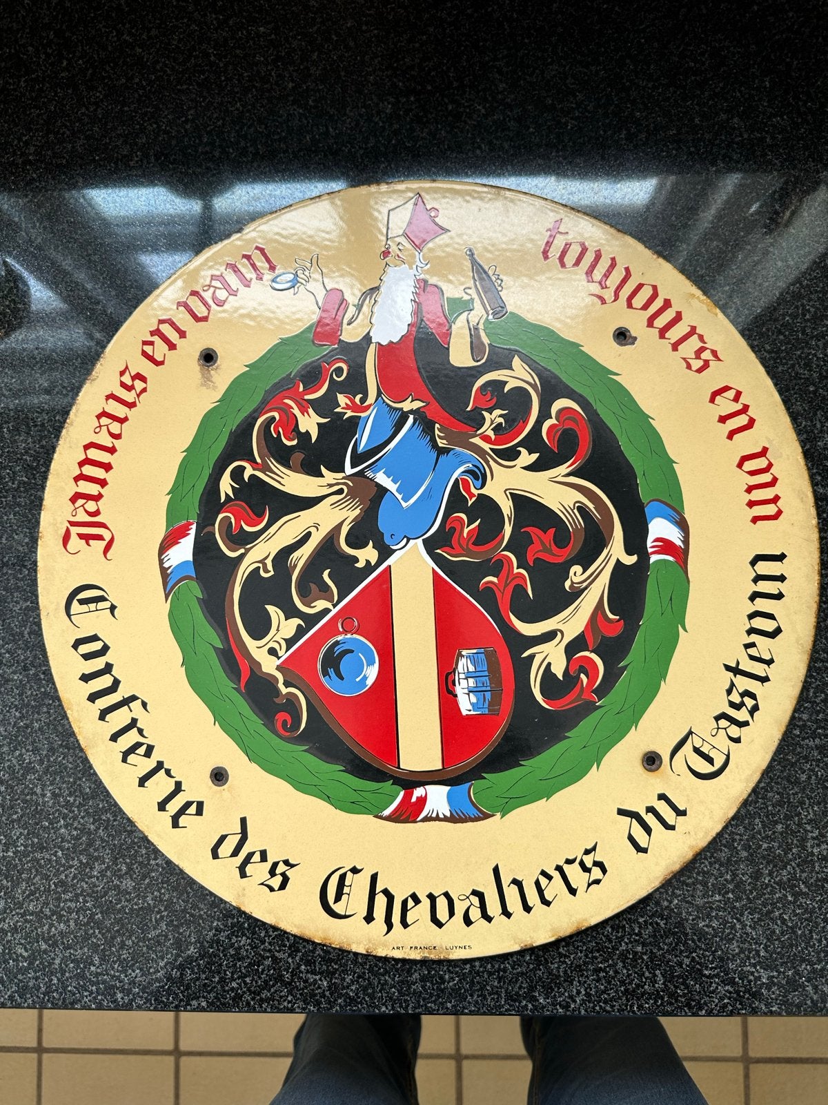 Confrerie des Chevaliers du Tastevin bord, Ophalen