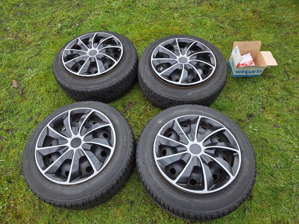 4 velgen met banden en wieldoppen.175x65 R15 komen van een c, Ophalen of Verzenden, Gebruikt