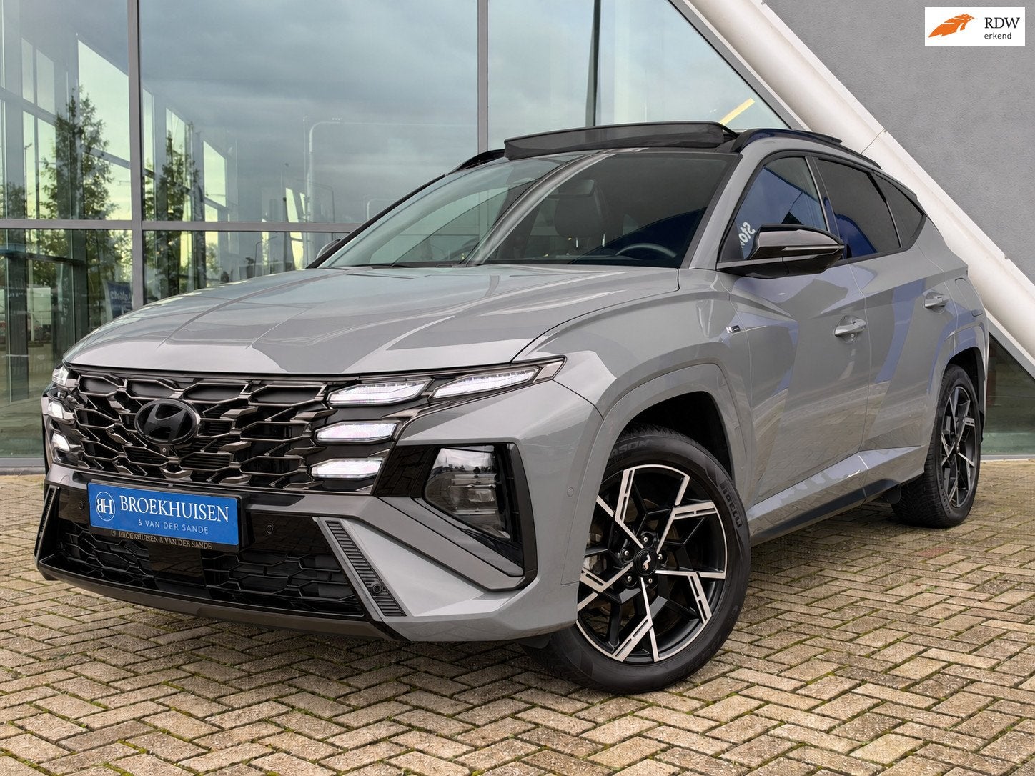 Hyundai Tucson 1.6 T-GDI PHEV N Line Sky 4WD 265pk Panoramad, Auto's, Automaat, Dealer onderhouden, Zwart, 4 cilinders