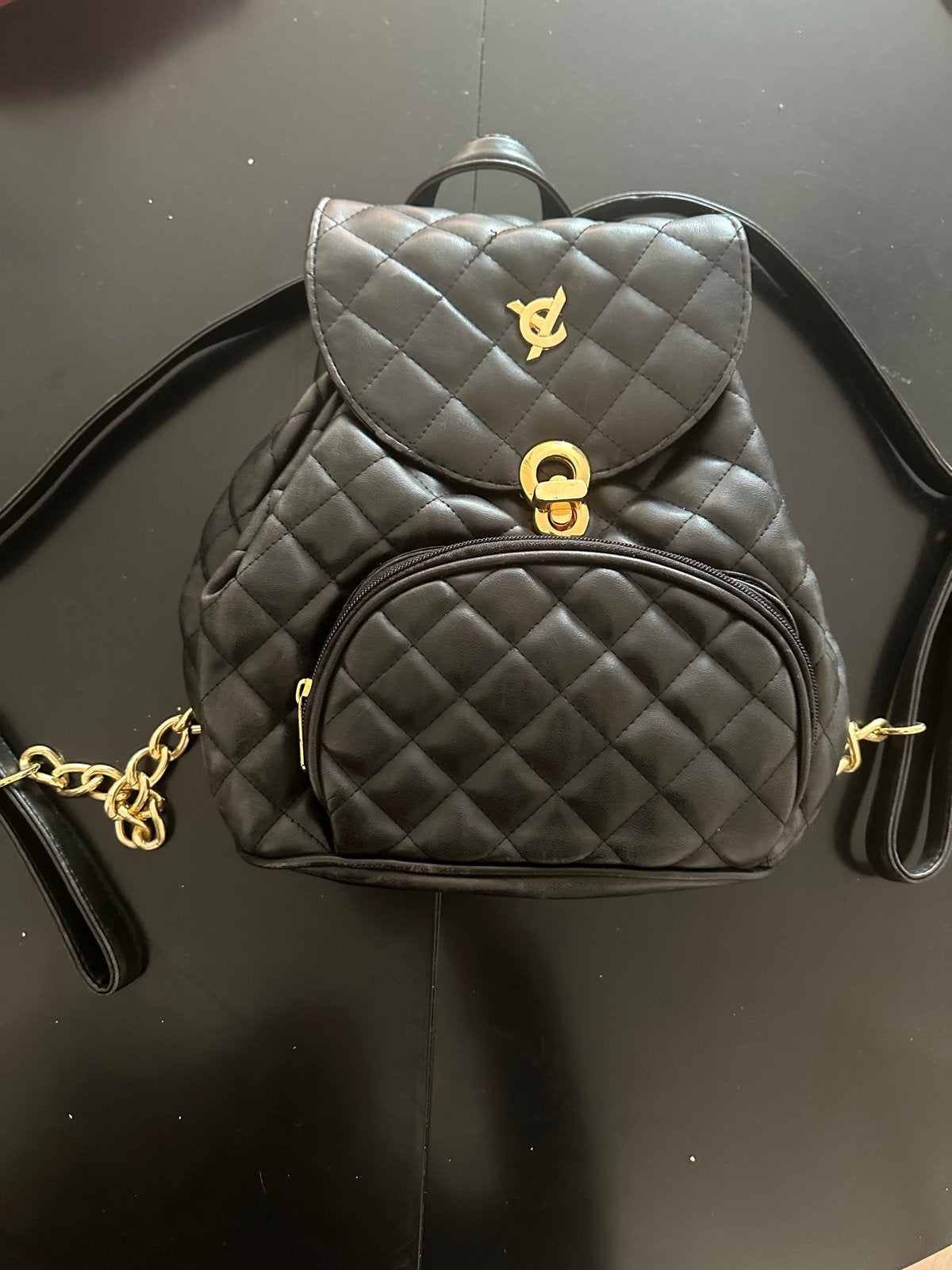 Stijlvolle Zwarte Doorgestikte Mini Rugzak met Gouden Detail, Minder dan 30 cm, Ophalen, Overige merken, Minder dan 25 cm