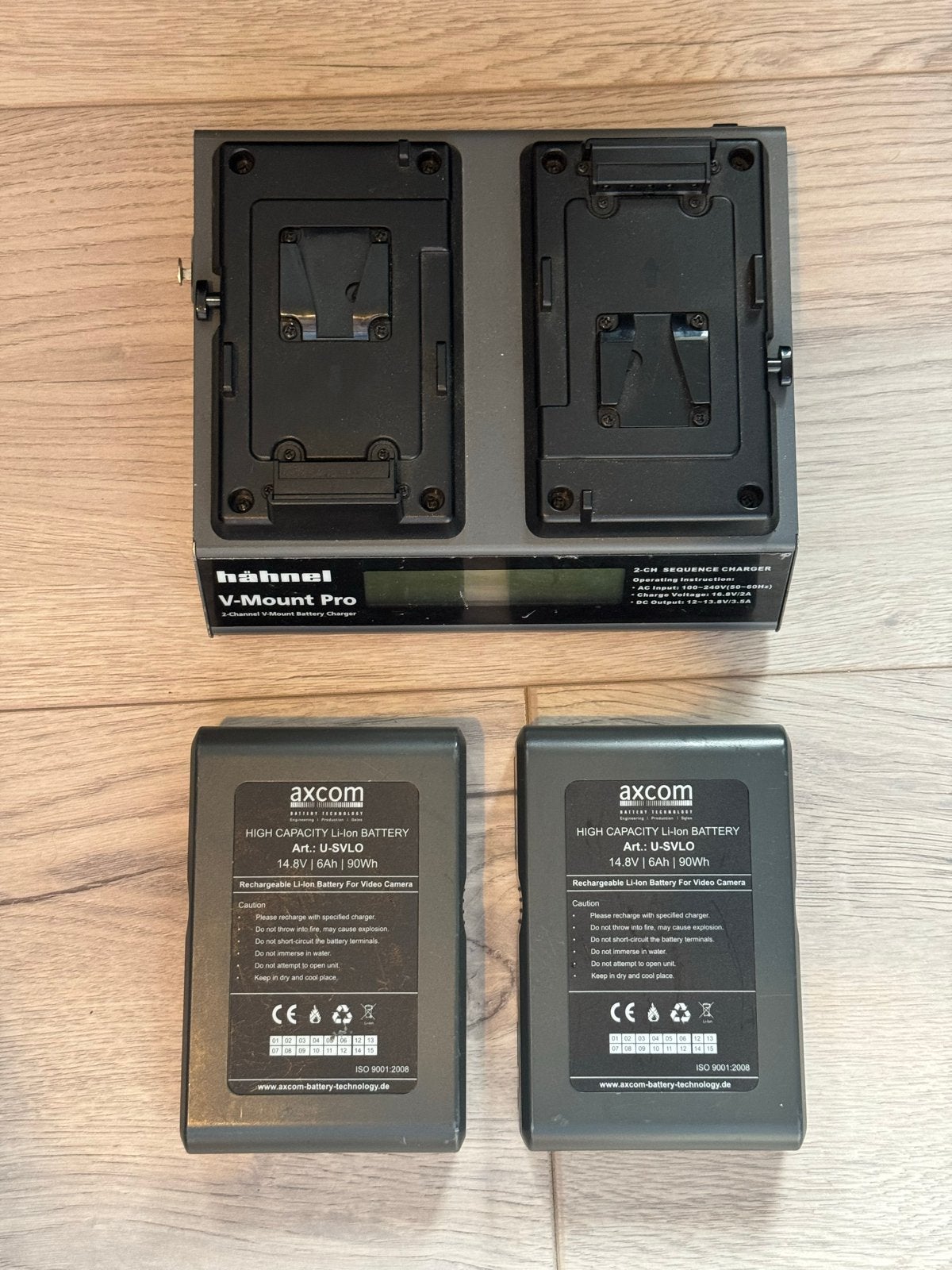 Hähnel V-Mount Pro Oplader met 2 Axcom V-Mount Batterijen, Audio, Tv en Foto, Ophalen, Gebruikt, Oplaadbaar