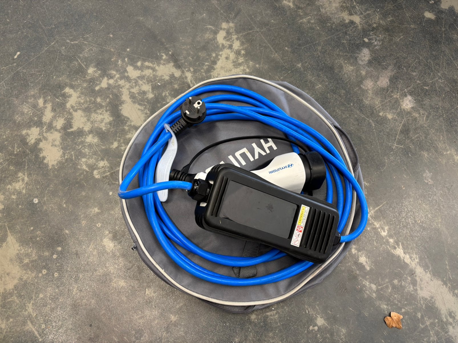 Autolader 230V Hyundai met tas, Ophalen of Verzenden, Zo goed als nieuw
