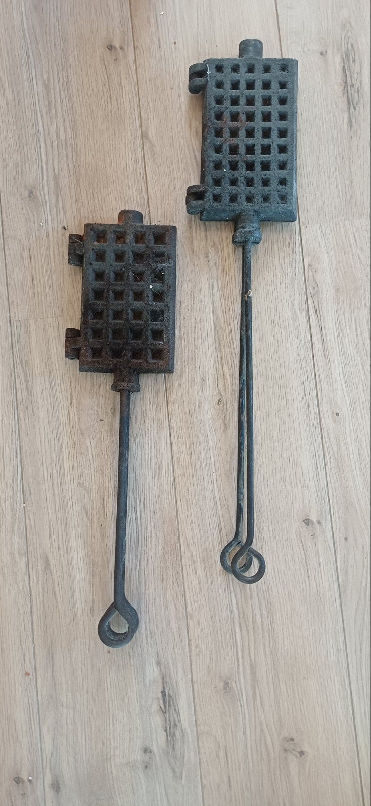 Antieke gietijzeren wafelijzers (set van 2), Ophalen