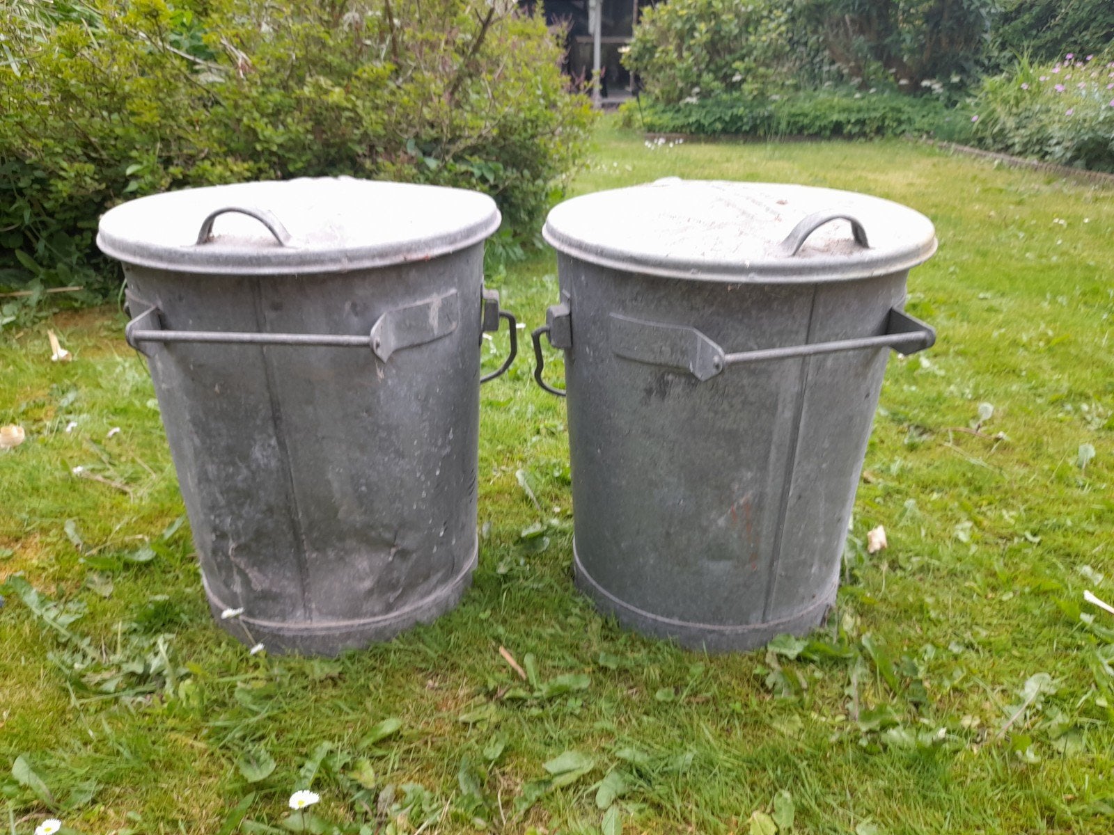 Set van 2 vintage zinken afvalemmers met deksel, Ophalen