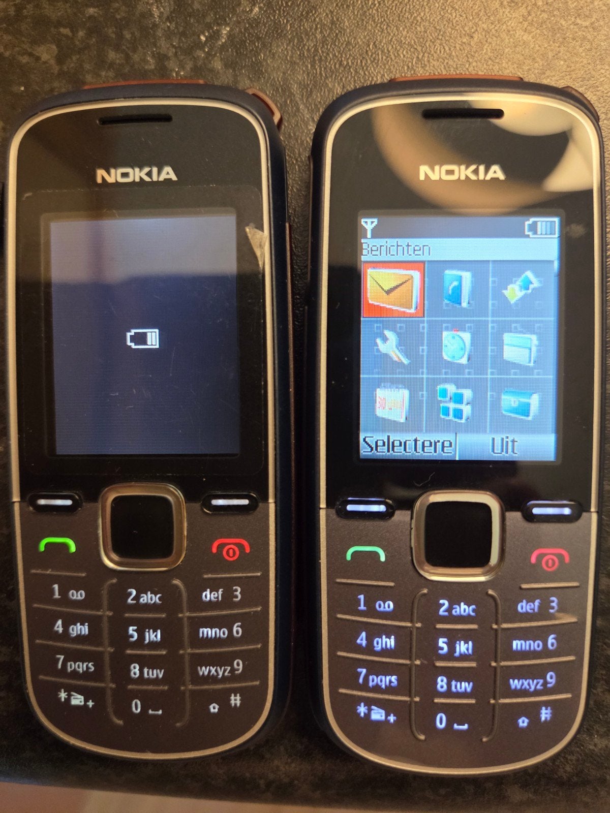 2x Nokia 2330 Classic met lader, handleiding en doos, Telecommunicatie, Mobiele telefoons | Nokia, Gebruikt, Geen camera, Zwart