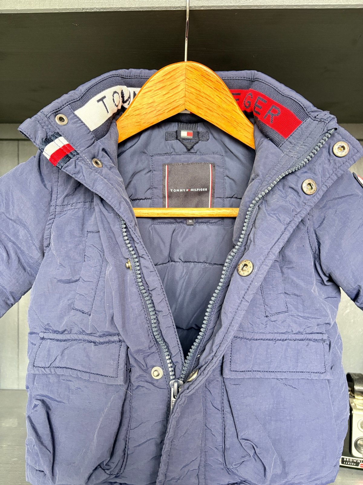 Tommy Hilfiger kinderjas maat 74, Ophalen of Verzenden, Zo goed als nieuw, Jongetje of Meisje, Jasje