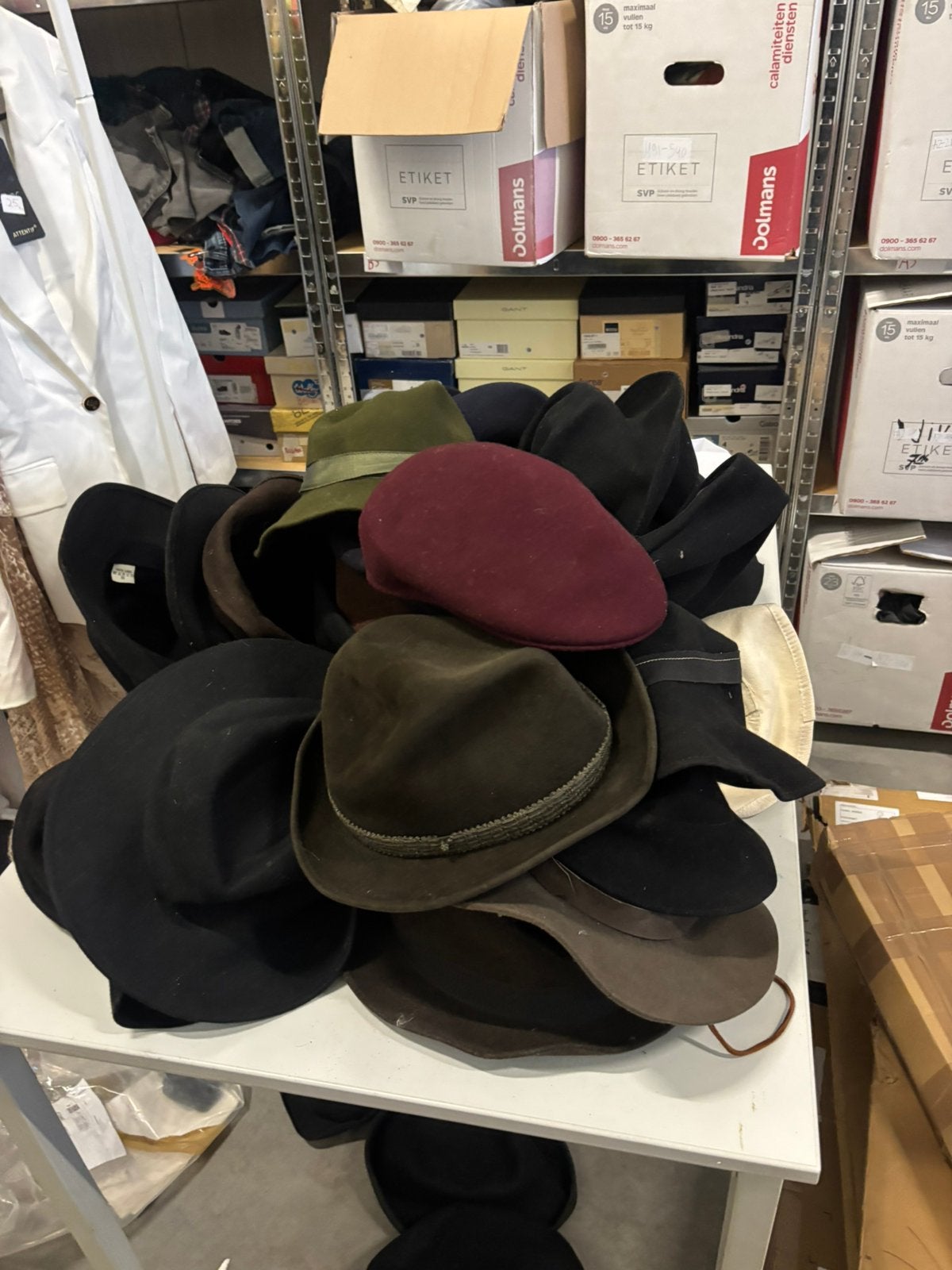 Partij 30 vintage wollen hoeden Made in Italy diverse maten, Kleding | Dames, Hoeden en Petten, Verzenden, ., Zo goed als nieuw