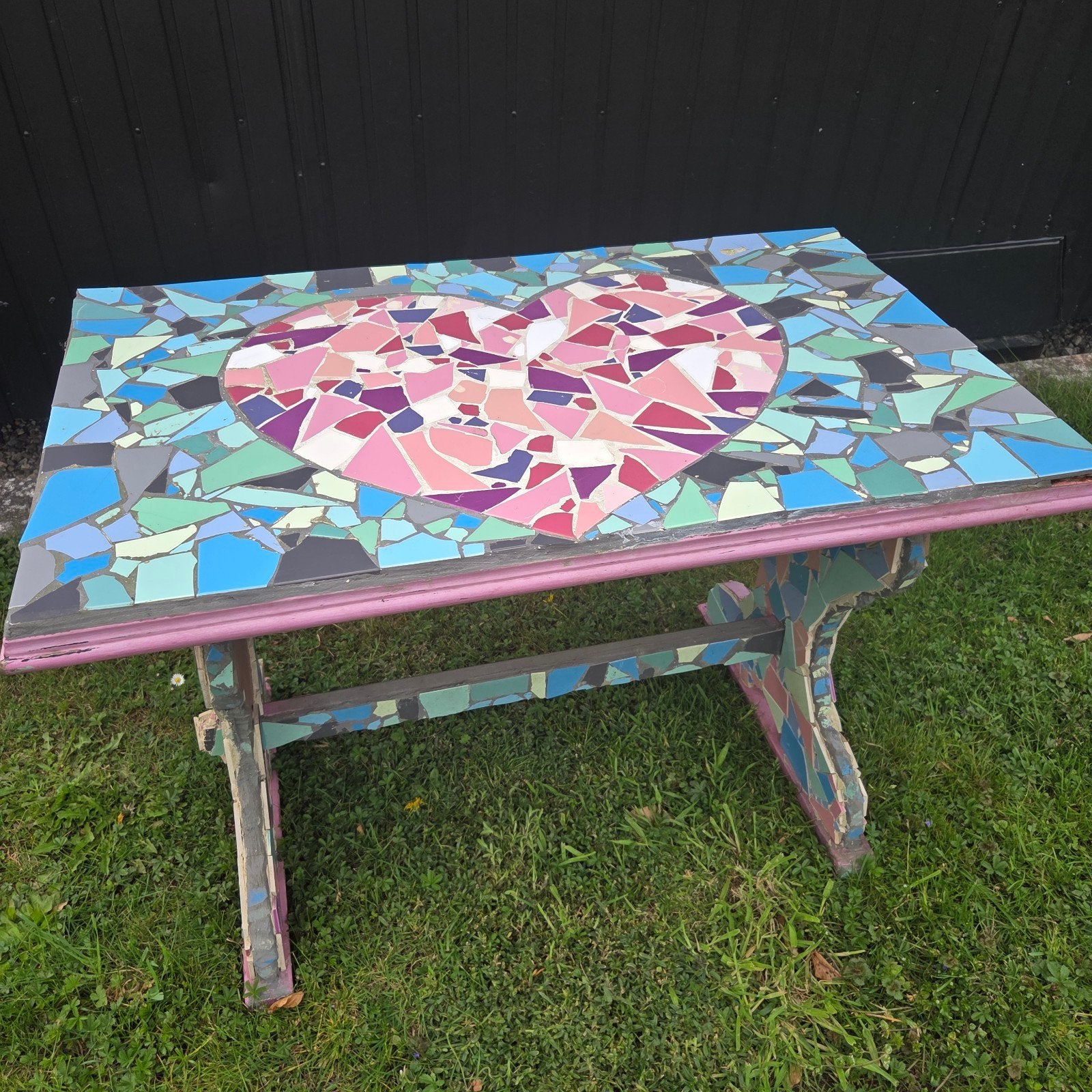 Vrolijk mozaïek tafeltje met hart - Tuintafel/Bijzettafel, Tuin en Terras, Ophalen, Gebruikt, Rechthoekig, Overige materialen