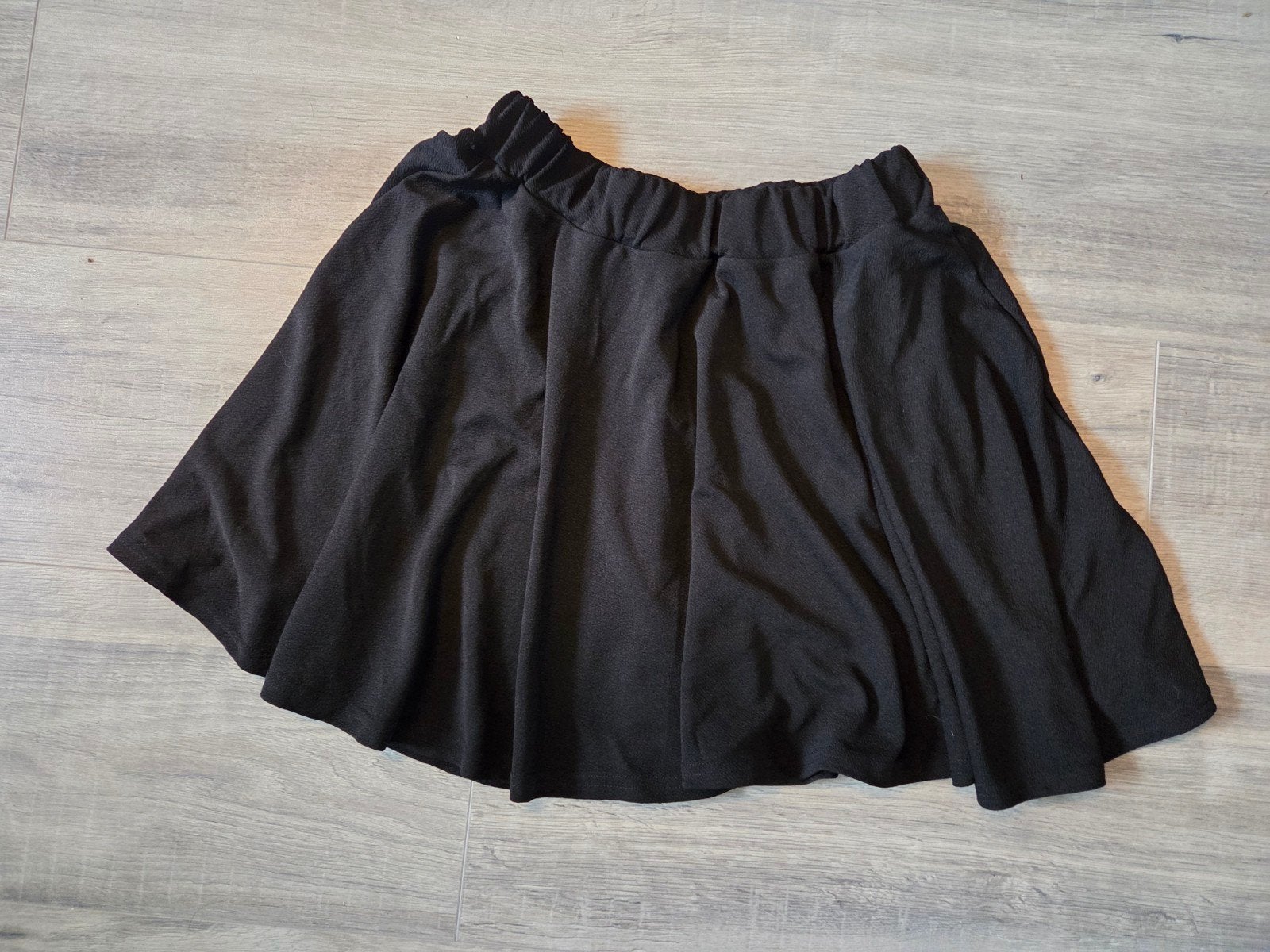 Zwarte kort rokje met elastische taille - Maat 42, Zwart, Maat 42/44 (L), Ophalen of Verzenden, Gedragen