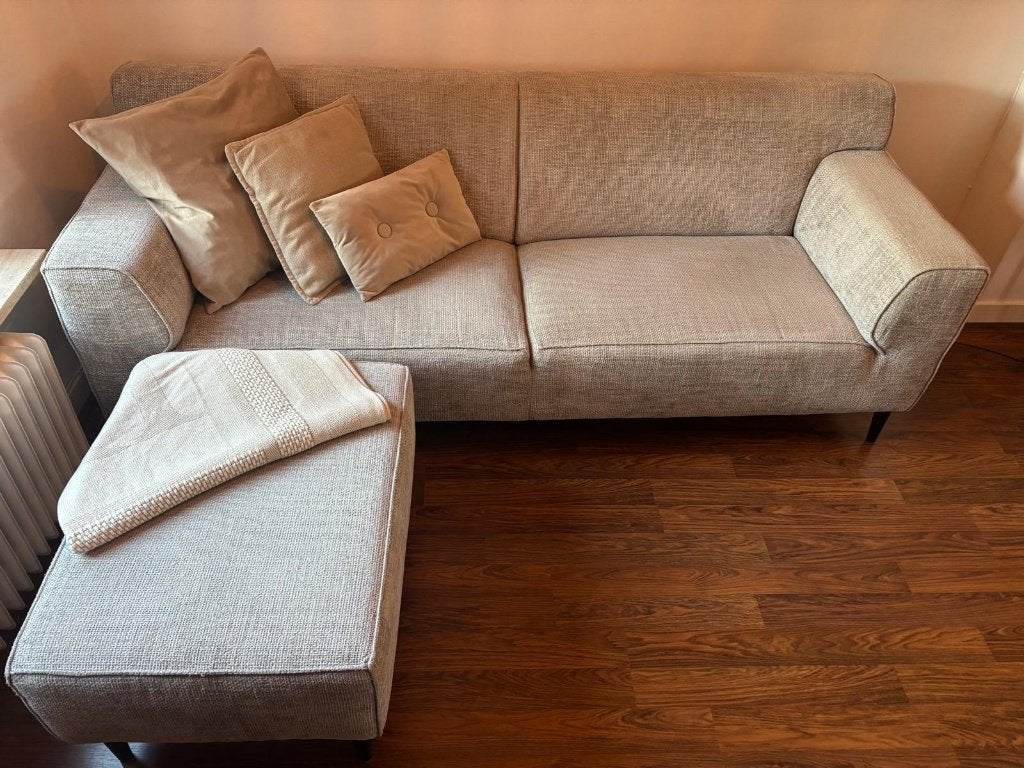 Bank met bijbehorende hocker, Ophalen, Driepersoons, 75 tot 100 cm, Zo goed als nieuw