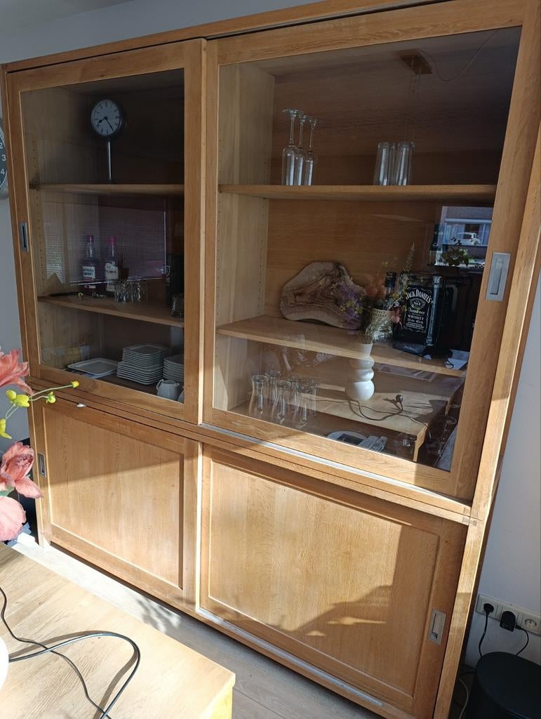 Eikenhouten vitrinekast met schuifdeuren, Huis en Inrichting, Kasten | Dressoirs, Ophalen, Modern, Klassiek, Glas, 200 cm of meer