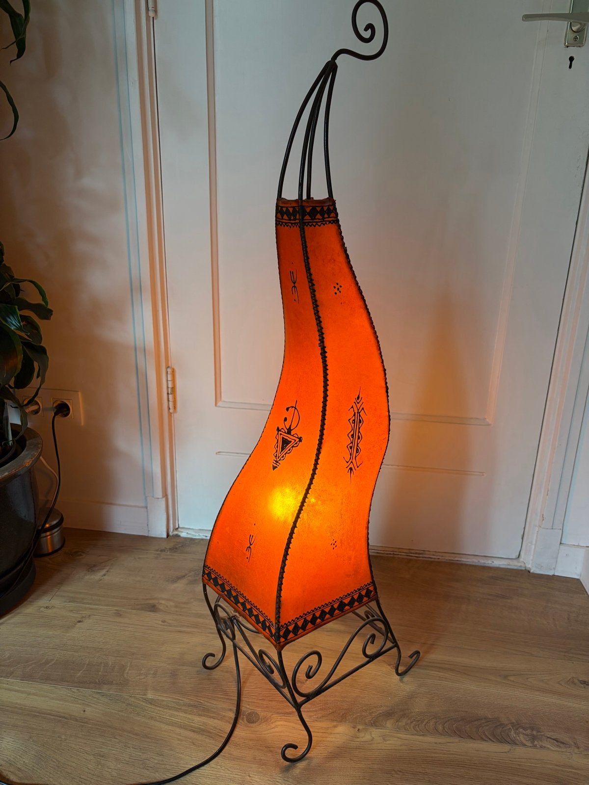 Oosterse lederen vloerlamp - 100x30x20 cm, Huis en Inrichting, Lampen | Vloerlampen, Ophalen, Zo goed als nieuw, Metaal, 100 tot 150 cm