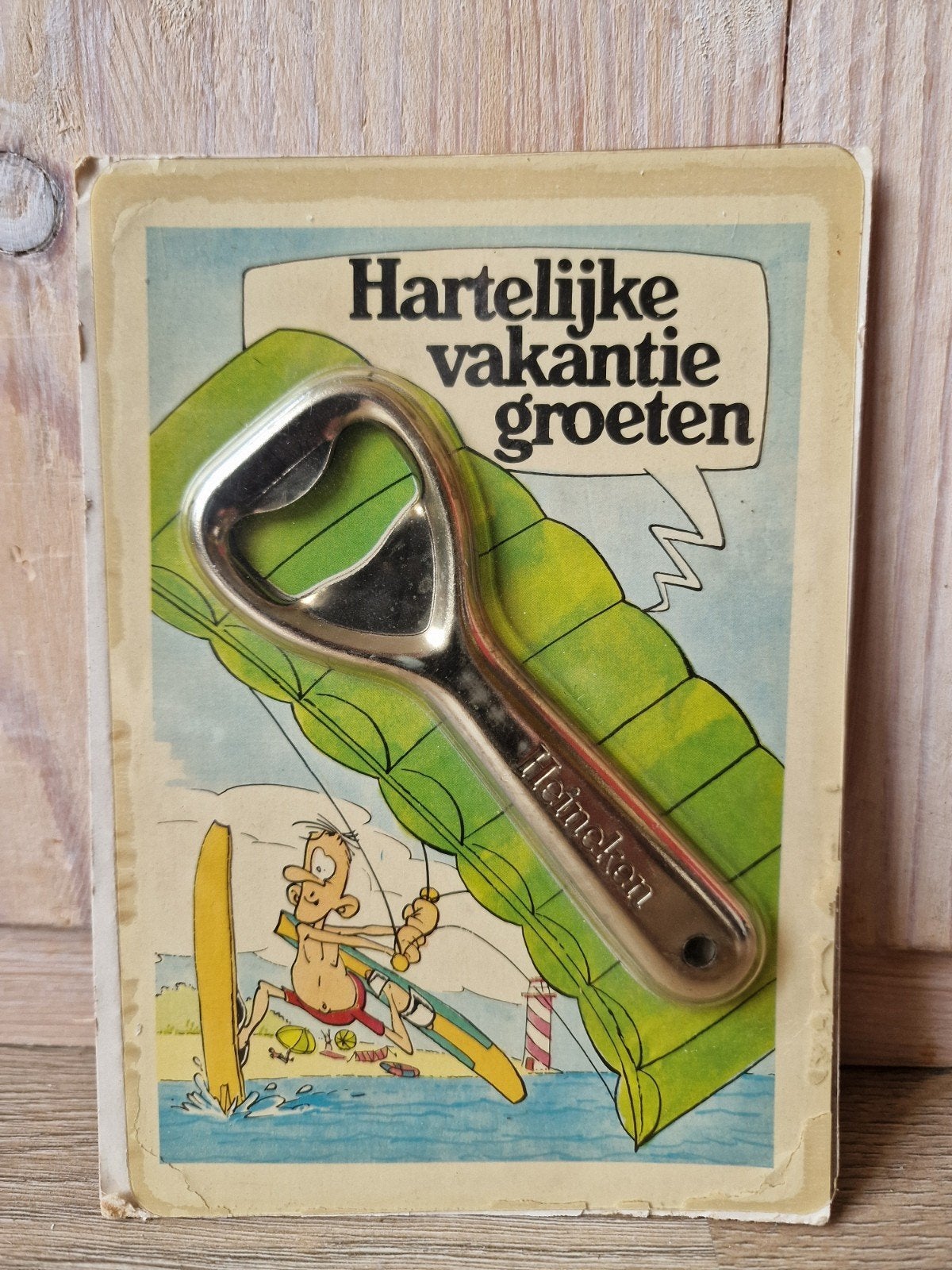 Vintage Heineken flesopener op ansichtkaart (1981), Verzamelen, Ophalen of Verzenden