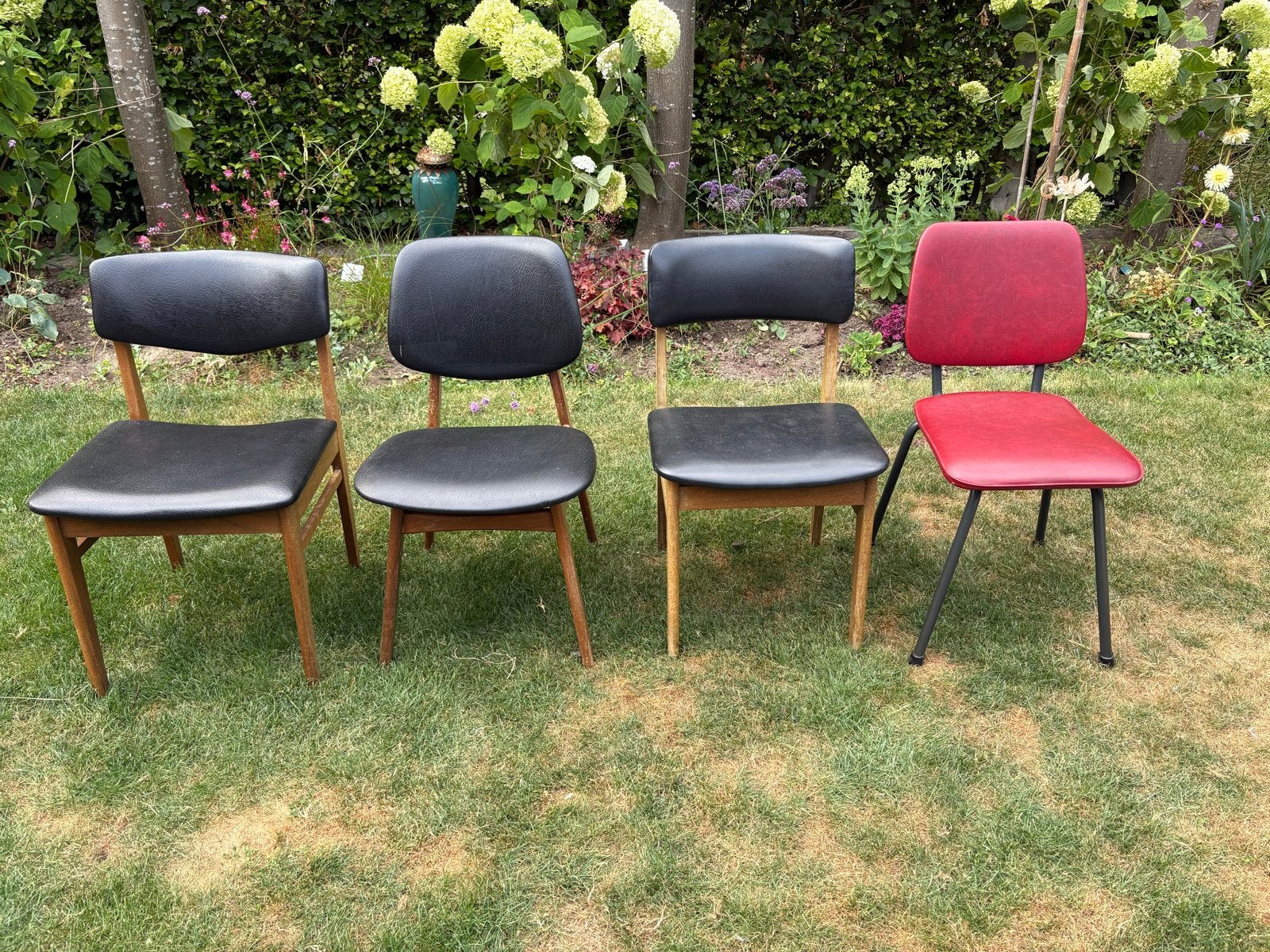 Vintage stoelen: 3 zwart leer/hout, 2 rood leer/ijzer, Antiek en Kunst, Antiek | Meubels | Stoelen en Banken, Ophalen