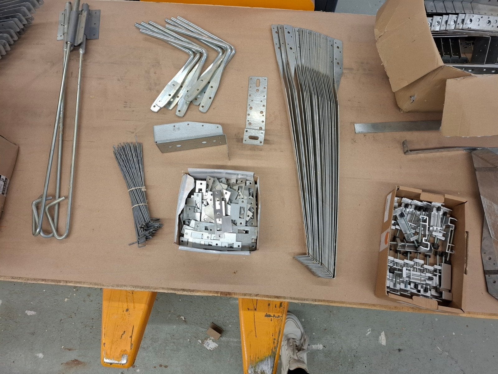 Restpartij bouwmaterialen: raveeldragers, ruitersteunen, bin, Doe-het-zelf en Verbouw, Ophalen, Nieuw, 250 mm of meer, Overige typen