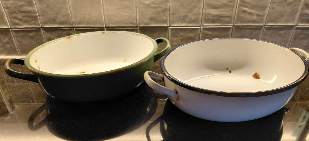 Brocante: 2x Emaille schaal/ wasbak met handgrepen, Met handvatten, Gebruikt, Schaal, Ophalen of Verzenden