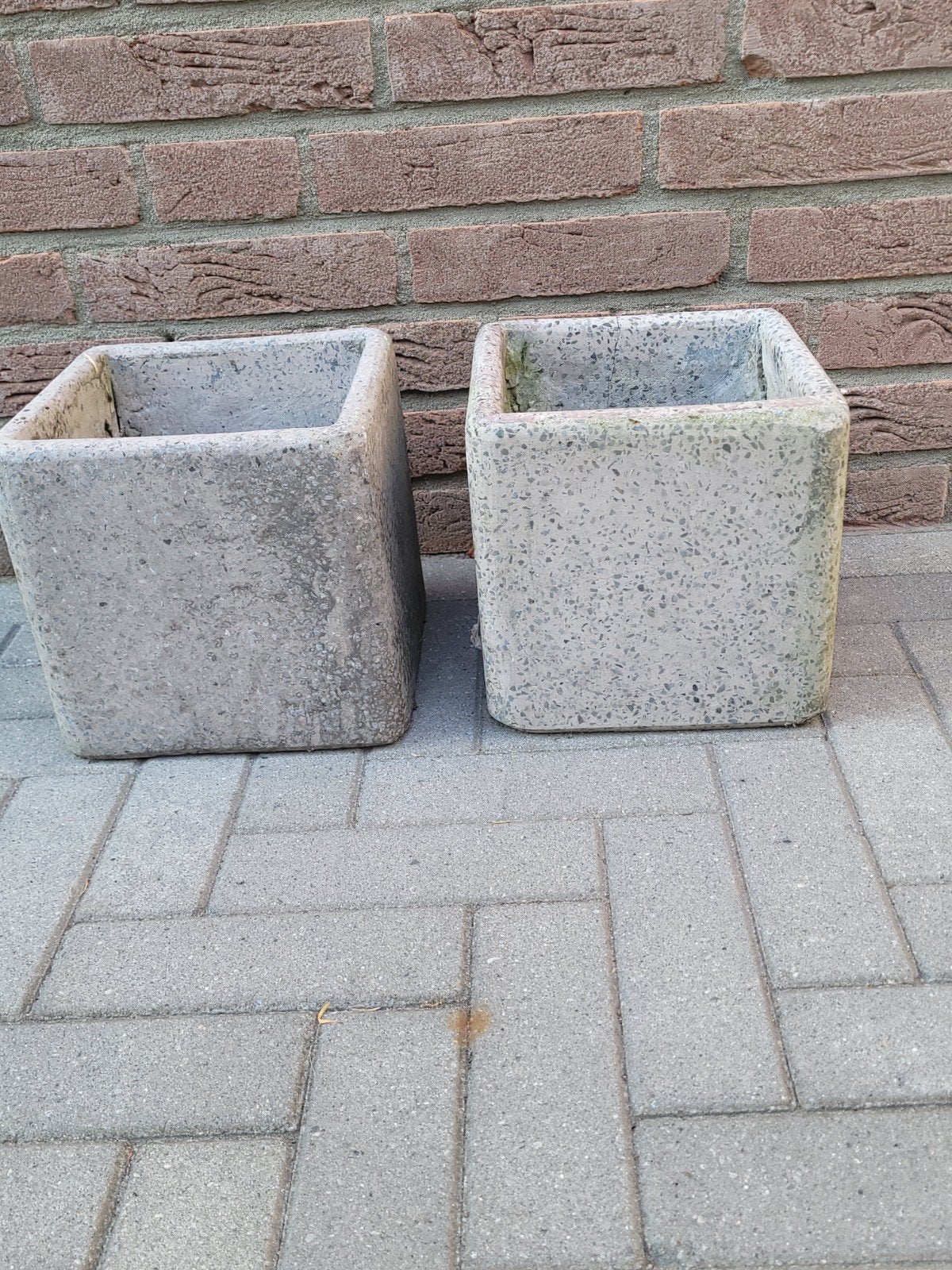 2 stenen bloempotten voor buiten., Ophalen, Steen, Gebruikt, Minder dan 30 cm