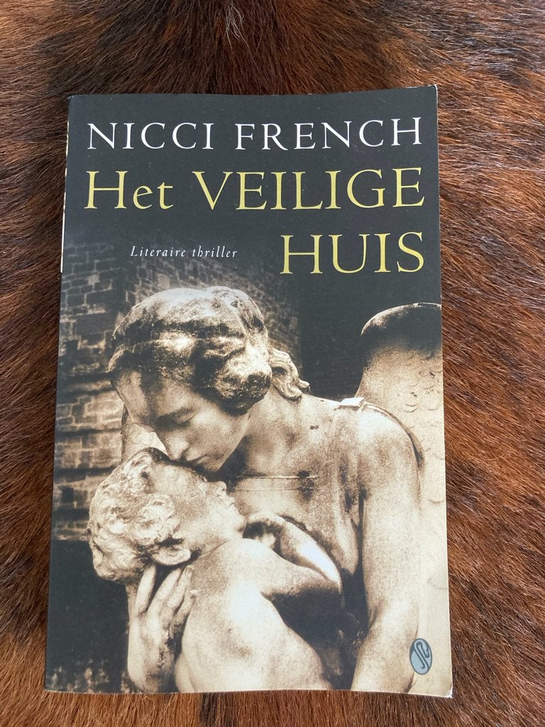 Nicci French - 2 x  - Het veilige huis + De rode kamer, Ophalen of Verzenden, Zo goed als nieuw, Nicci French, Europa overig