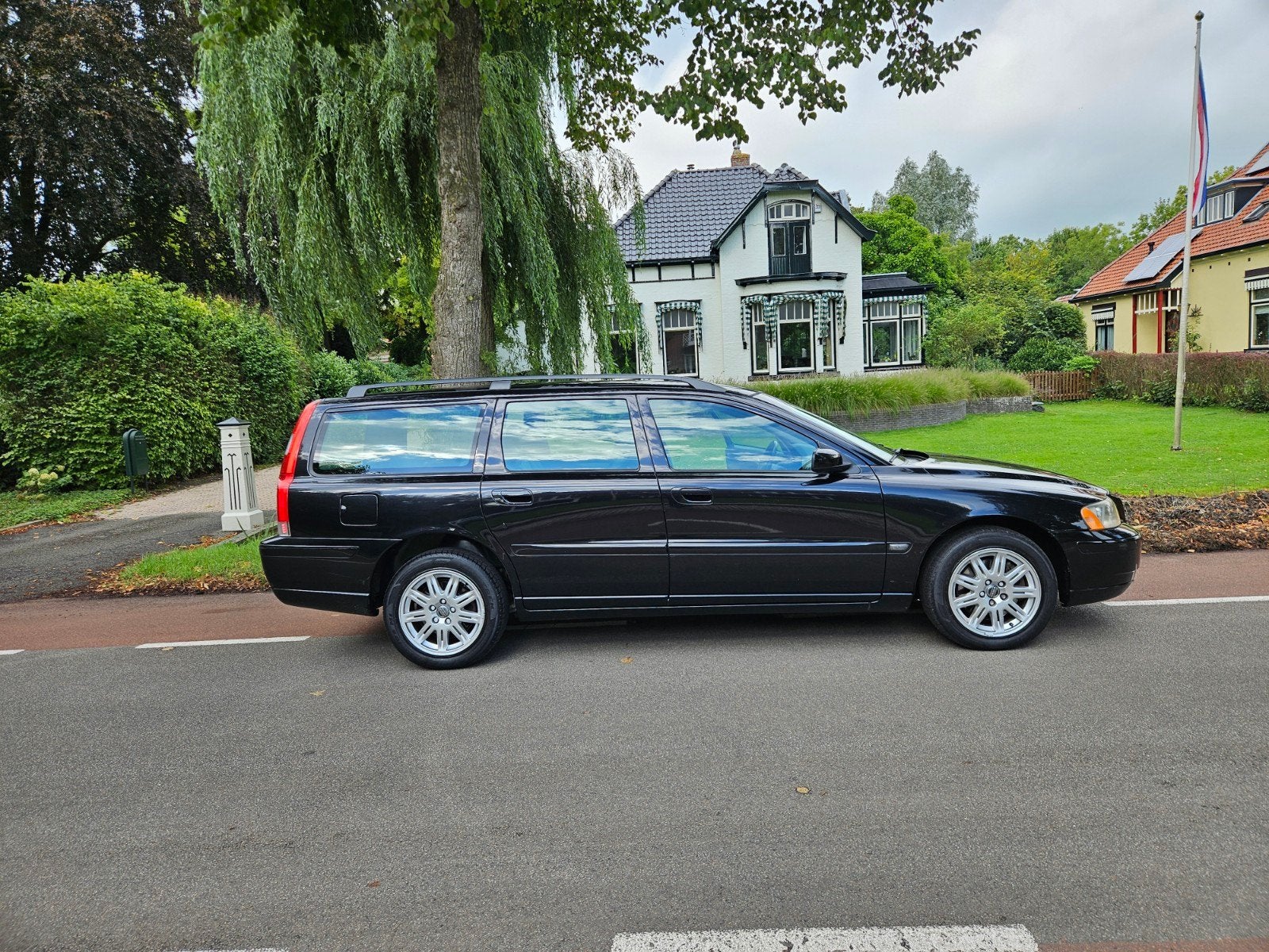 Volvo V70 2.5 T AWD AUT 2004 Zwart, Auto's, Automaat, Dealer onderhouden, 1800 kg, Zwart