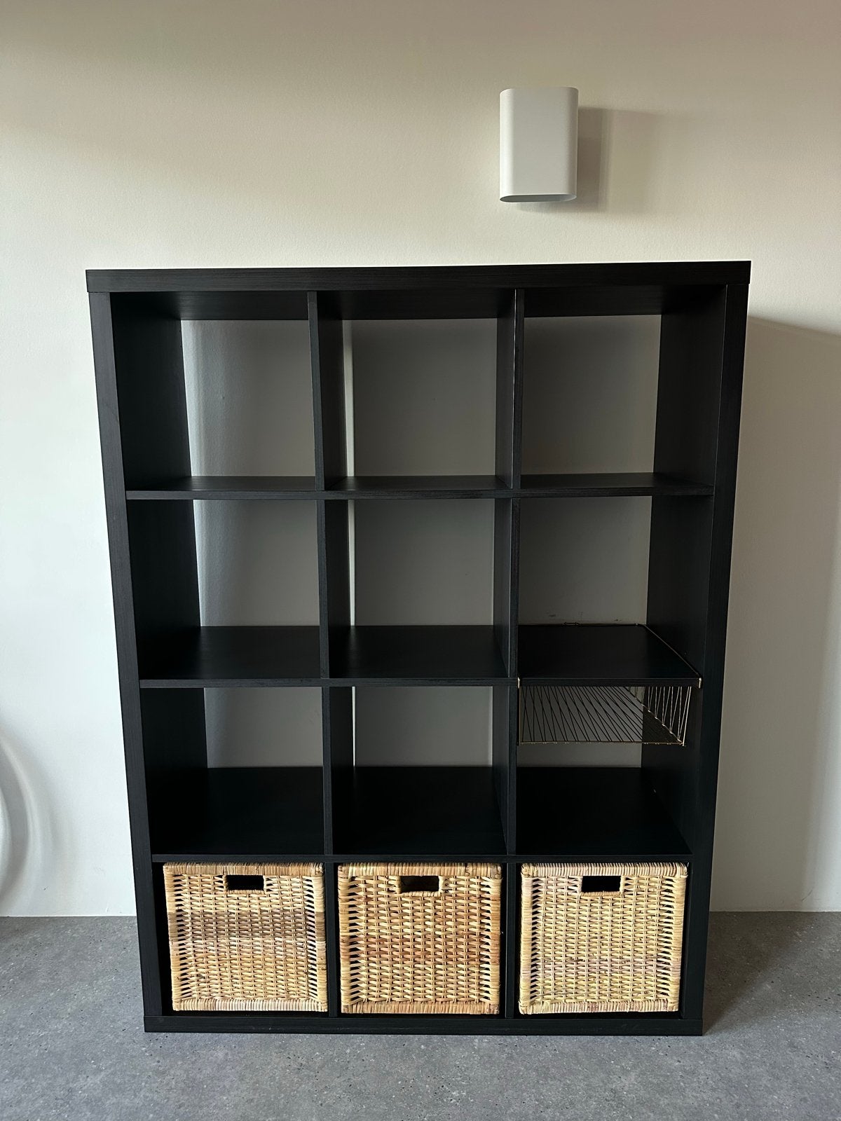 Ikea Kallax kast zwart met rieten manden en tijdschriftenhou, Ophalen, 100 tot 150 cm, Zo goed als nieuw, 150 tot 200 cm