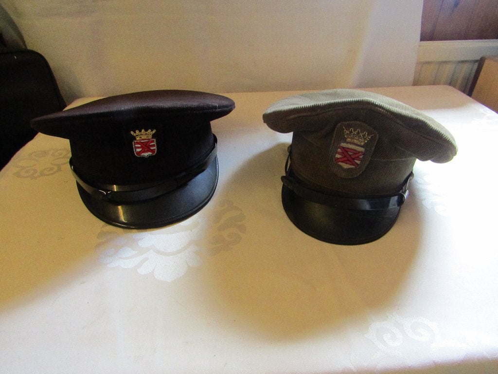 Twee vintage hoofd deksel van de gemeente Enschede, Ophalen of Verzenden, Zo goed als nieuw, 58 of 59 cm (L, 7¼ of ⅜ inch), Pet