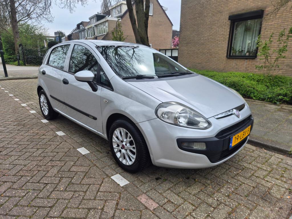 Fiat Punto 1.4 5DR 2010 Airco, cruise, trekhaak, Auto's, Voorwielaandrijving, Stof, 40 €/maand, Zwart